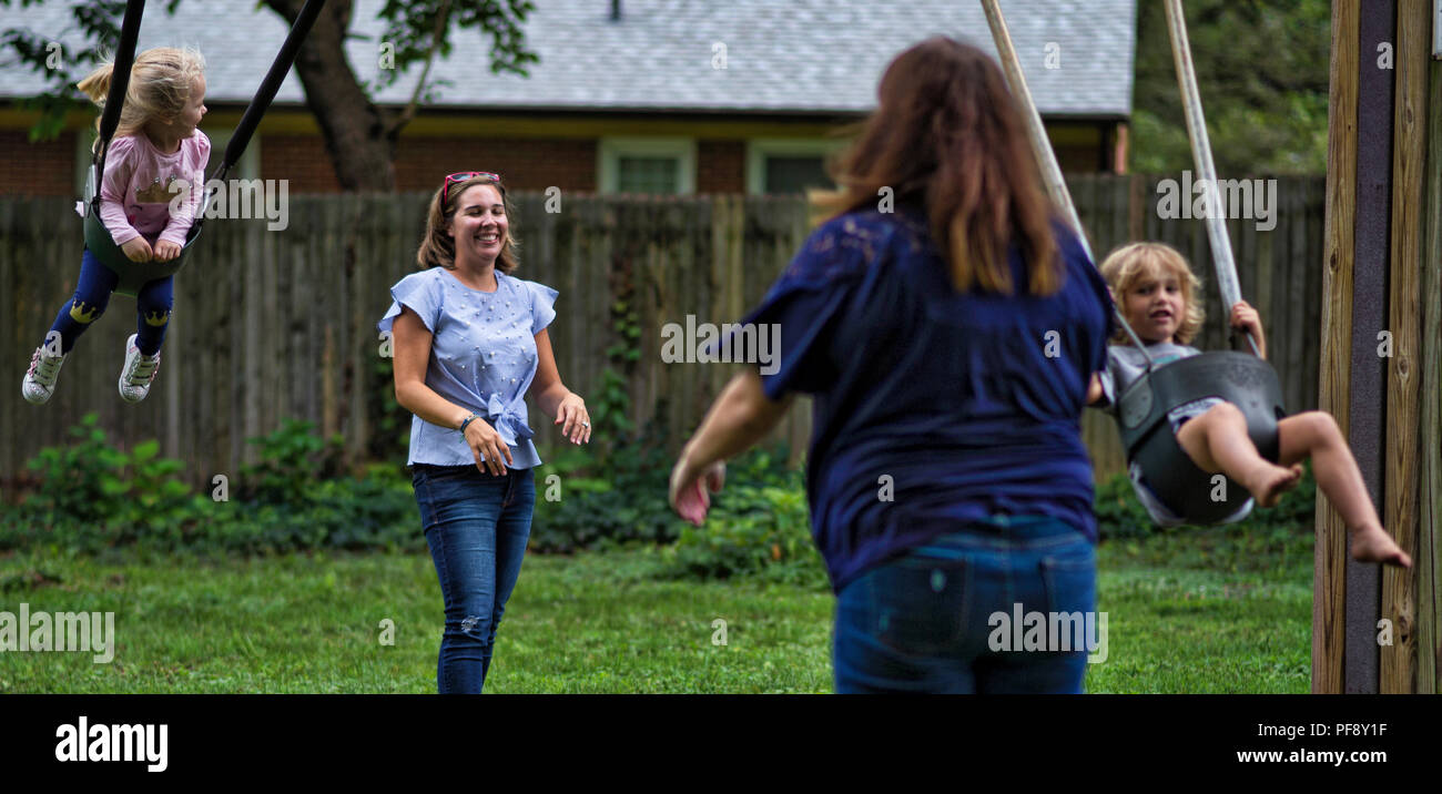 UNITED STATES: 20. August 2018: Jaclyn Perovich (links) der kulturellen Pflege Au Pairs spielt mit Kindern in Hamilton Community Park mit einem anderen Au pairs Stockfoto