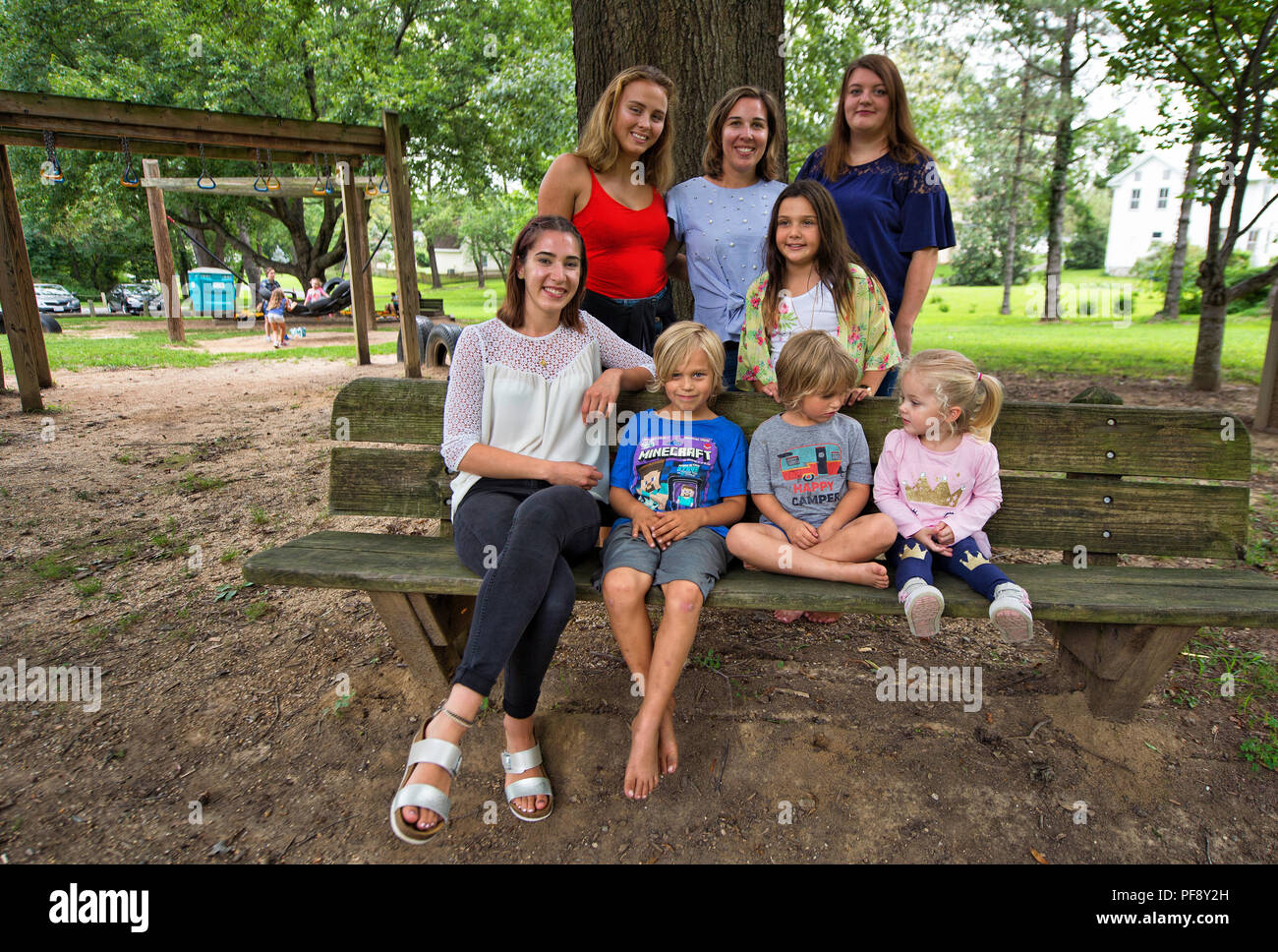 UNITED STATES: 20. August 2018: Jaclyn Perovich (Mitte) von der Cultural Care Au Pairs posiert für ein Foto in Hamilton Community Park mit Au Pairs Sie arbeiten Stockfoto