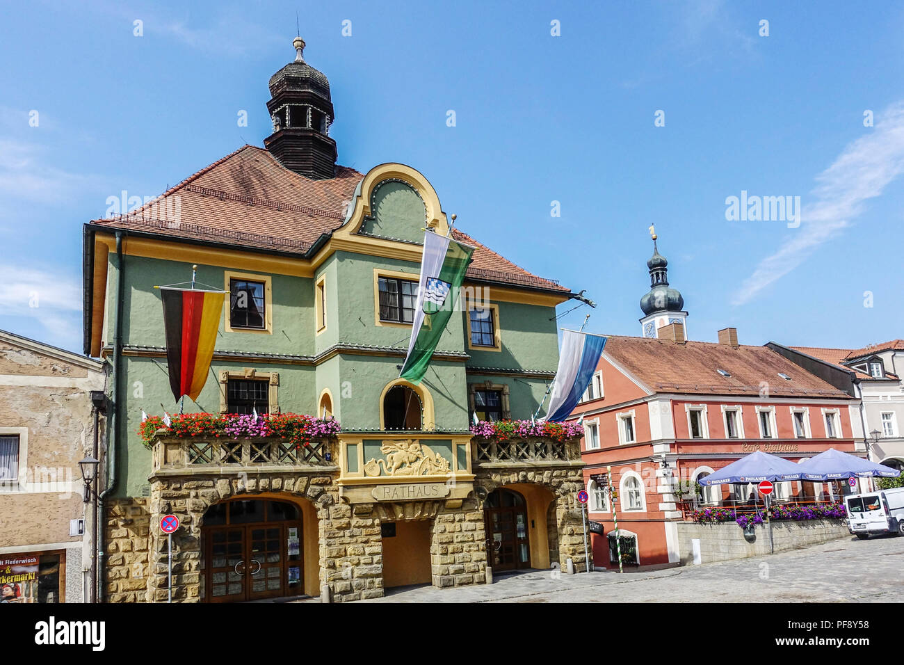 St. Georg tötet den Drachen auf der Fassade des Rathauses, Furth im Wald, Bayern, Deutschland Stockfoto