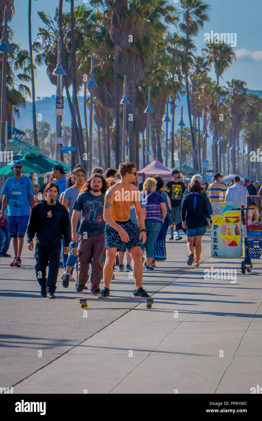 Los Angeles, Kalifornien, USA, Juni, 15, 2018: Im Freien von unbekannten Personen Spaziergang entlang der Venice Beach und junge Skater mit seinem Skate in einem Pfad zu Fuß Stockfoto