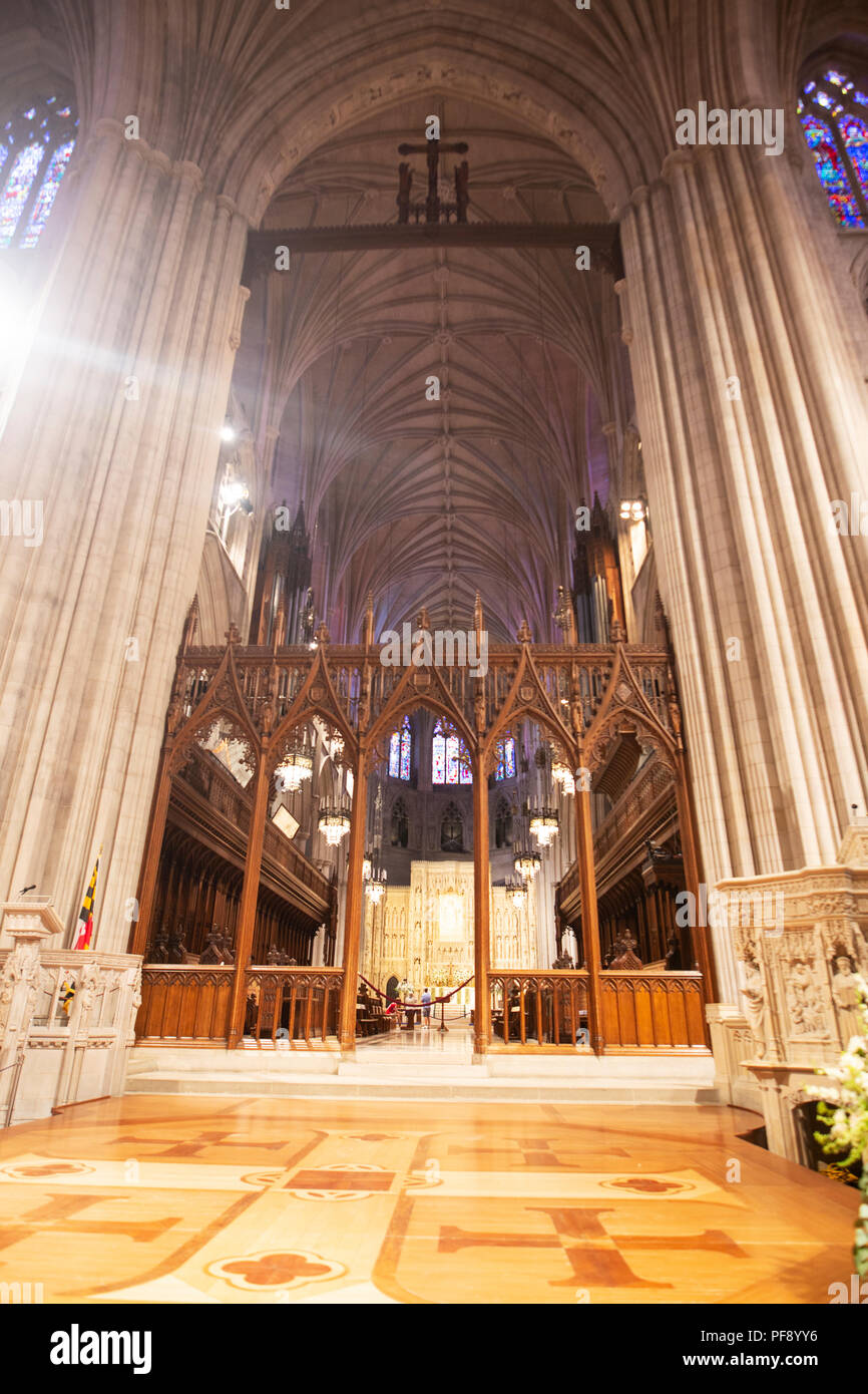 Das Innere der National Cathedral in Washington, DC, USA. Die Canterbury Kanzel ist an der rechten, und die aus Holz geschnitzte Lettner hinter sich. Stockfoto