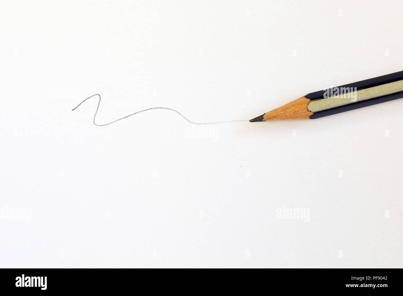 Nahaufnahme eines einzigen Graphit Bleistift zeichnen einer Linie. Einfache vereinfachende minimale Idee. Ein, eine Weg, einzigartige ausdrucksstarke Möglichkeit. Stockfoto