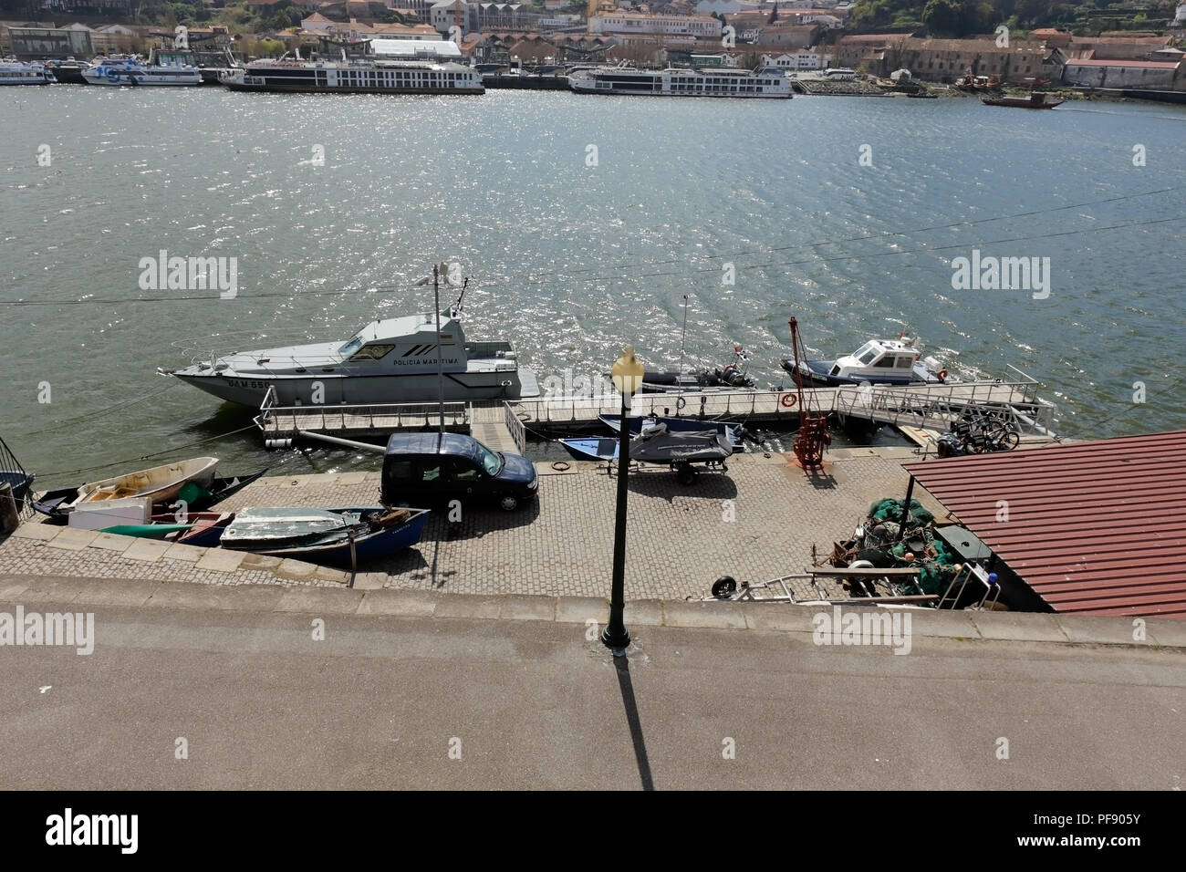 Porto, Portugal - 23. März 2015: Douro River maritime Police Pier und Boote. Stockfoto