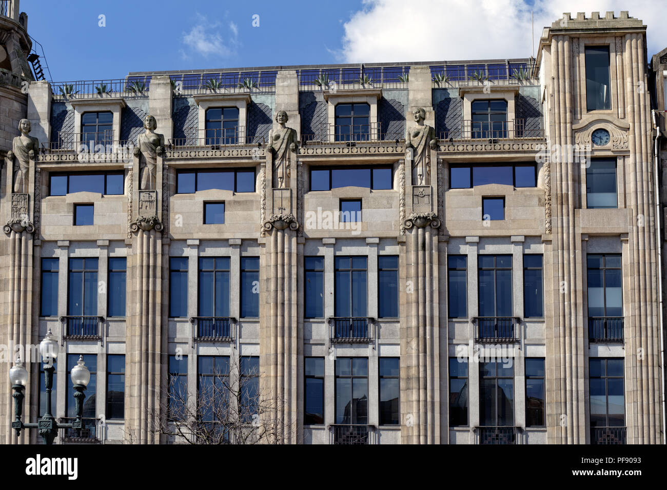 Beispiel der Architektur der Moderne aus der ersten Hälfte des zwanzigsten Jahrhunderts, der Avenida dos Aliados, Porto, Portugal Stockfoto