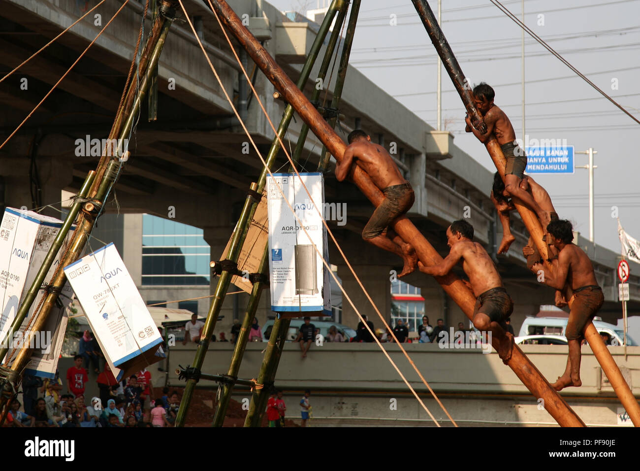 East Jakarta, Indonesien. 19 Aug, 2018. Klettern Pinang (Panjat Pinang) in Kalimalang, East Jakarta, Sonntag (19.08.2018). Credit: kuncoro Widyo Rumpoko/Pacific Press/Alamy leben Nachrichten Stockfoto