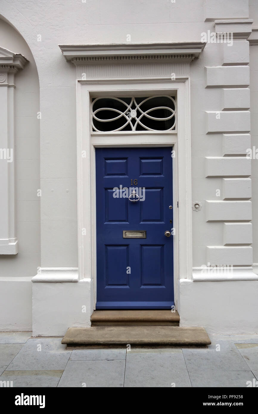 Vordere Tür in der geschäftigen Marktstadt Warwick, Warwickshire Stockfoto