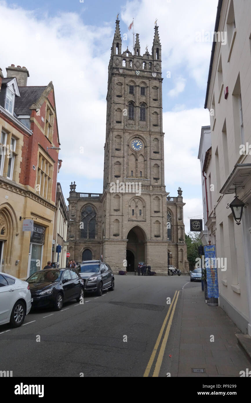 Stiftskirche St. Maria, Warwick in der geschäftigen Marktstadt Warwick, Warwickshire Stockfoto
