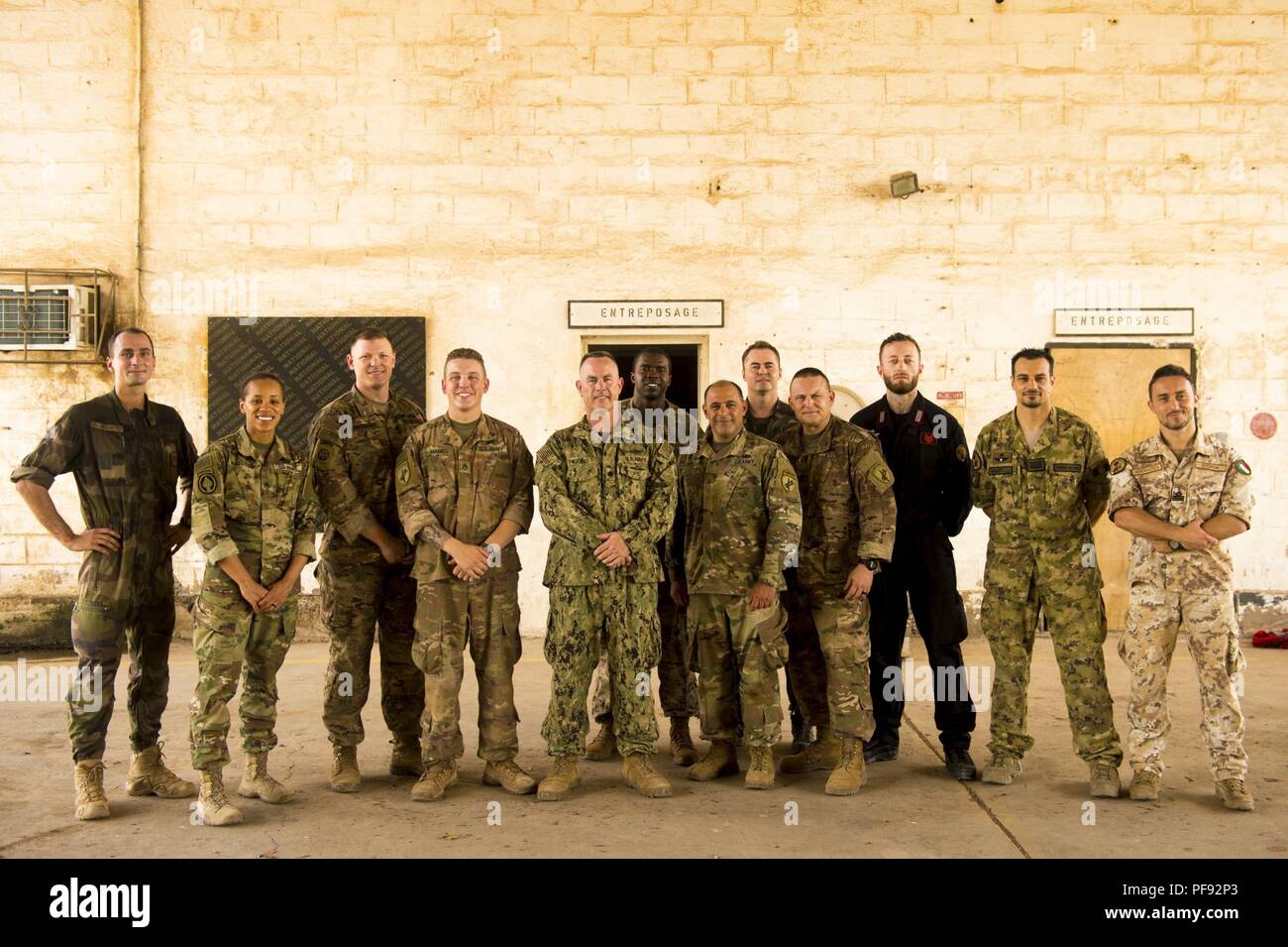 Fallschirmspringer stehen zusammen für ein Foto nach der Französischen Fallschirm statische Linie Ausbildung an der 5 Arme Regiment Übersee Base in Dschibuti, 3. Juni 2018. Die Länder die Zusammenarbeit in der Vorbereitung für das Springen ausgebildet, Fallschirmspringen in Erinnerung und zu Ehren der Freundschaft und der Allianz der Nationen im Zweiten Weltkrieg. Stockfoto