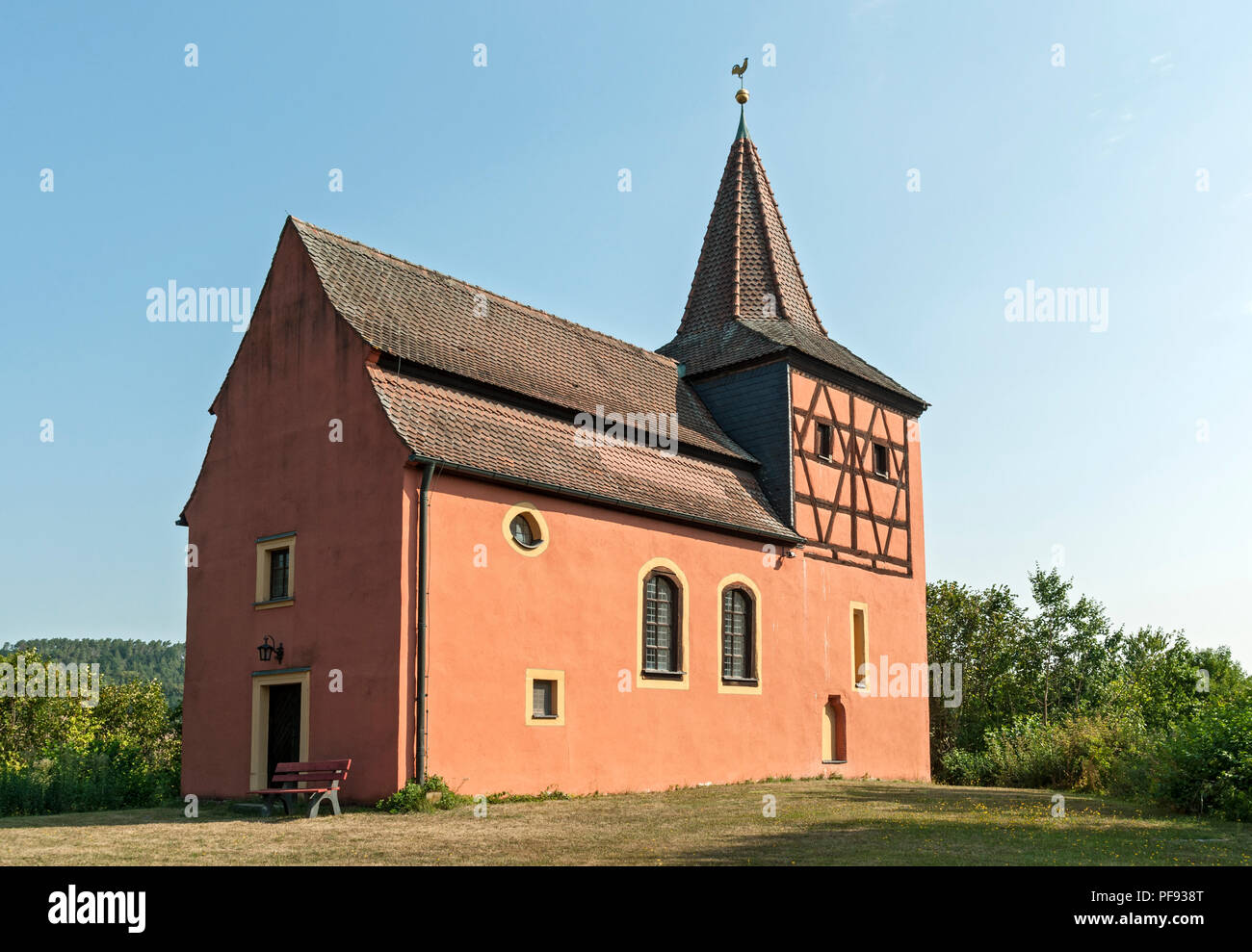 Kleine rote Kirche auf einem Hügel, Bayern, Deutschland. Stockfoto