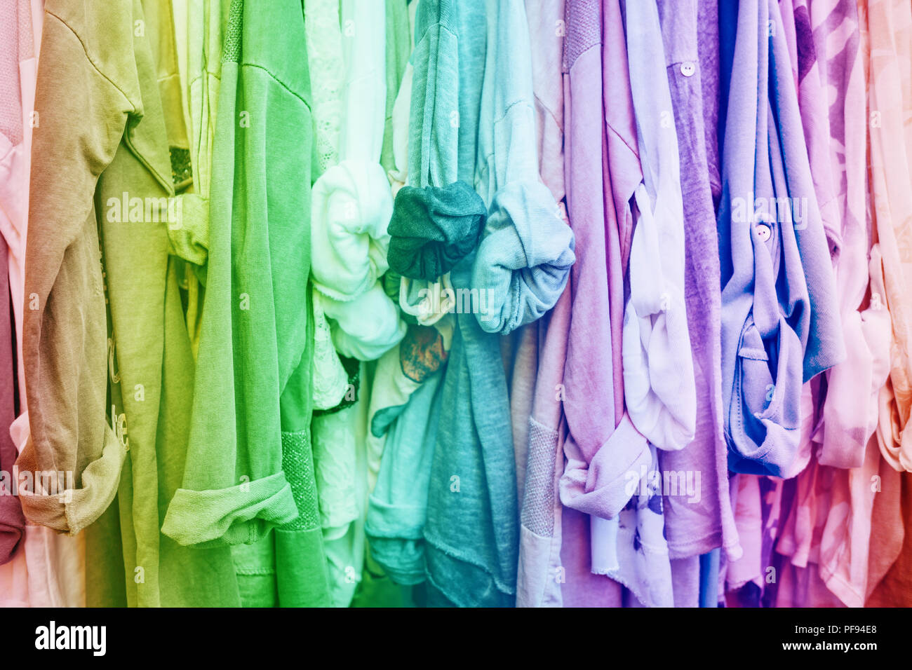 Regenbogen Hintergrund mit der Kleidung der jersey Frau im Shop. Stockfoto