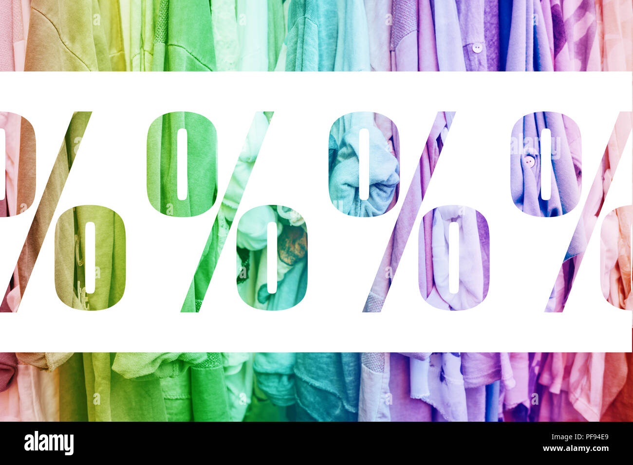 Regenbogen Hintergrund mit der Kleidung der jersey Frau im Shop. Rabatt Konzept. Stockfoto