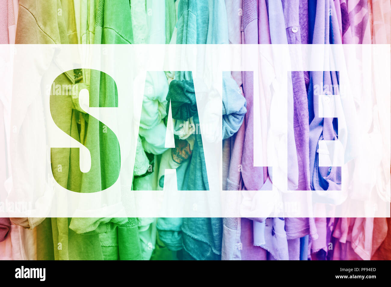 Regenbogen Hintergrund mit der Kleidung der jersey Frau im Shop. Rabatt Konzept. Stockfoto