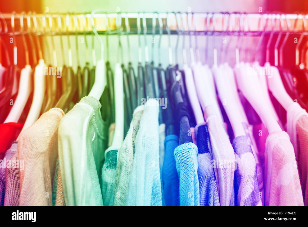 Kleidung farbenfrohe Frau auf schwarz Kleiderbügel im Tuch Shop. Rainbow gefärbt. Stockfoto