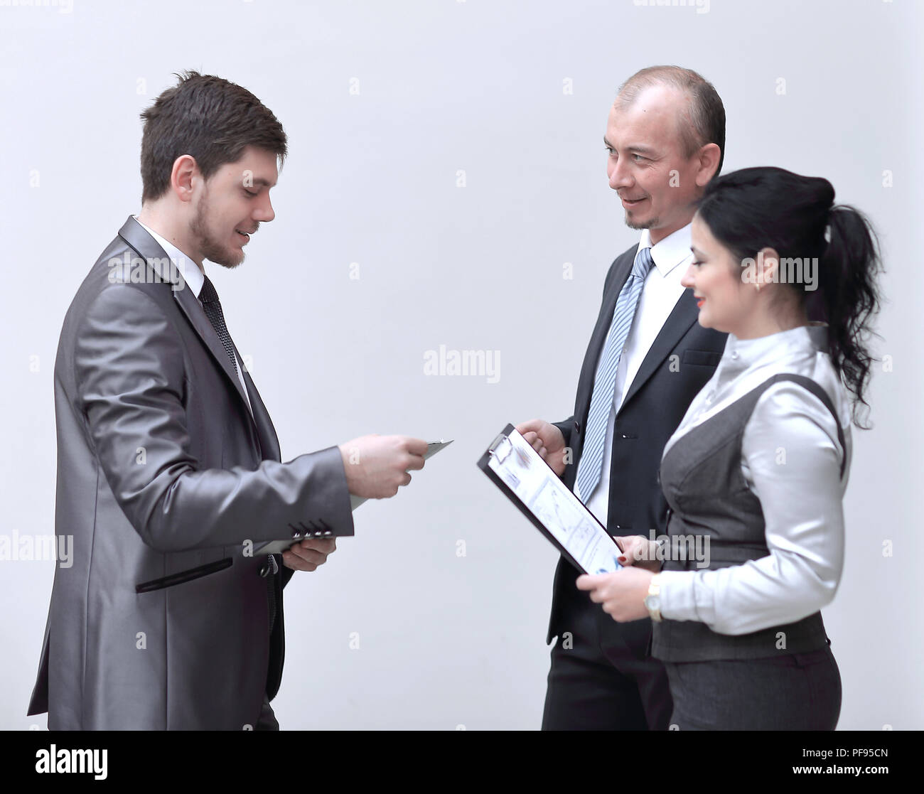 Geschäftsleute Diskussion über Dokumente in leeren Büro Stockfoto