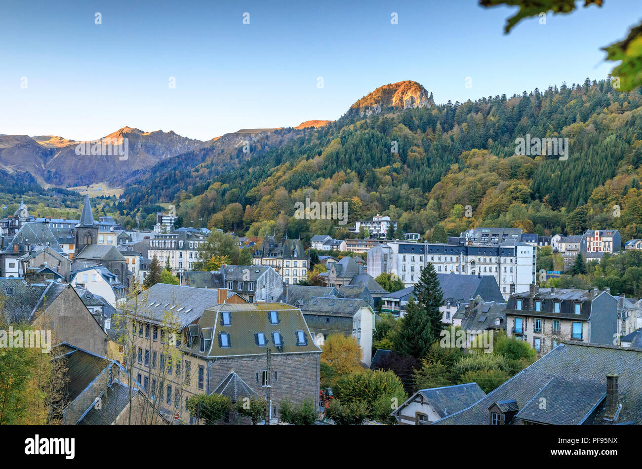 Frankreich, Puy de Dome, im Regionalen Naturpark der Vulkane der Auvergne, Massif du Sancy, Le Mont Dore, die thermische Stadt mit Le Puy de Sancy am Ende der Va Stockfoto