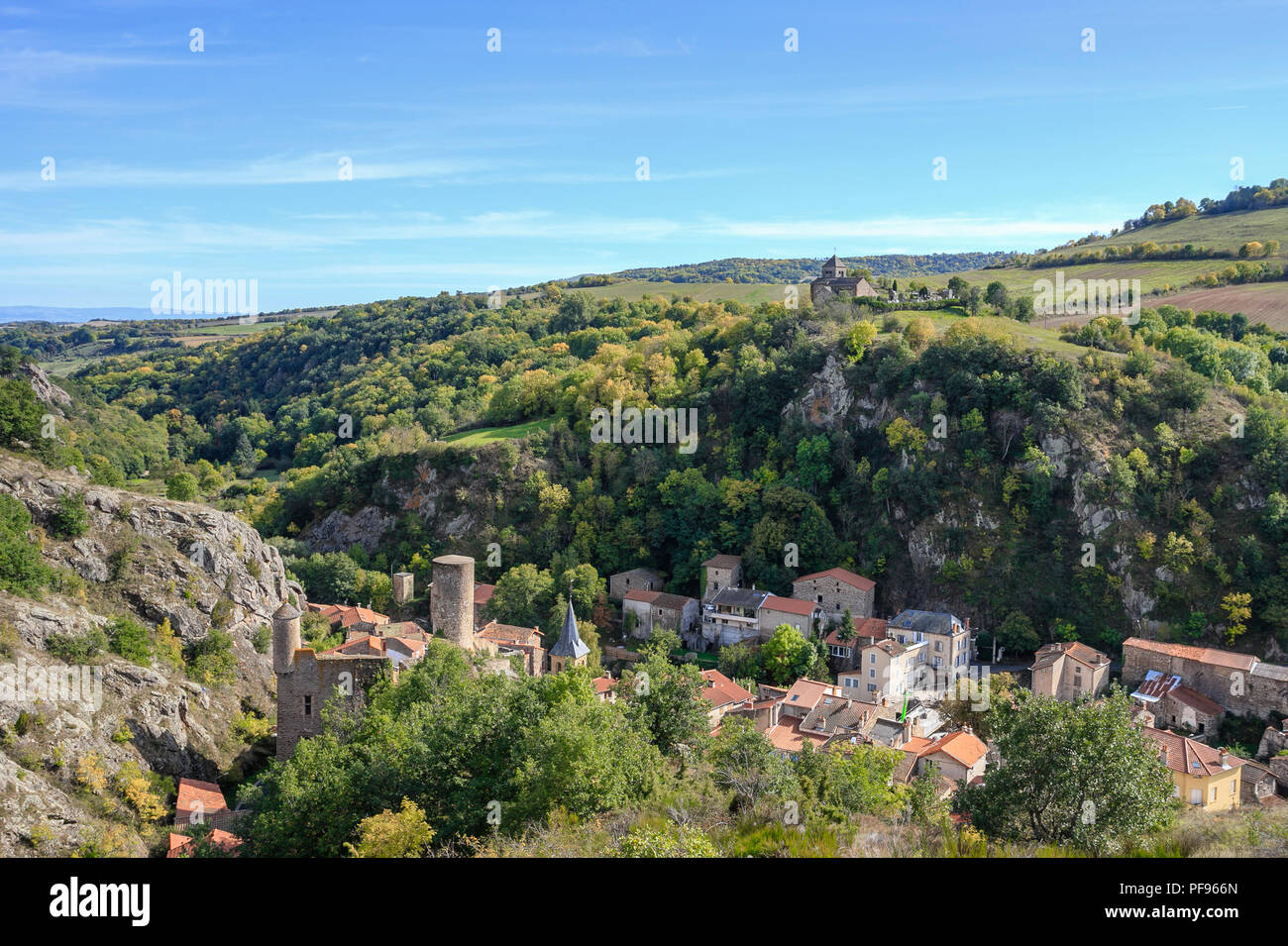 Frankreich, Puy de Dome, Saint Floret, Bühne auf der Strecke von Santiago de Compostela über Arverna, Sicht auf das Dorf und den runden Turm der für Stockfoto