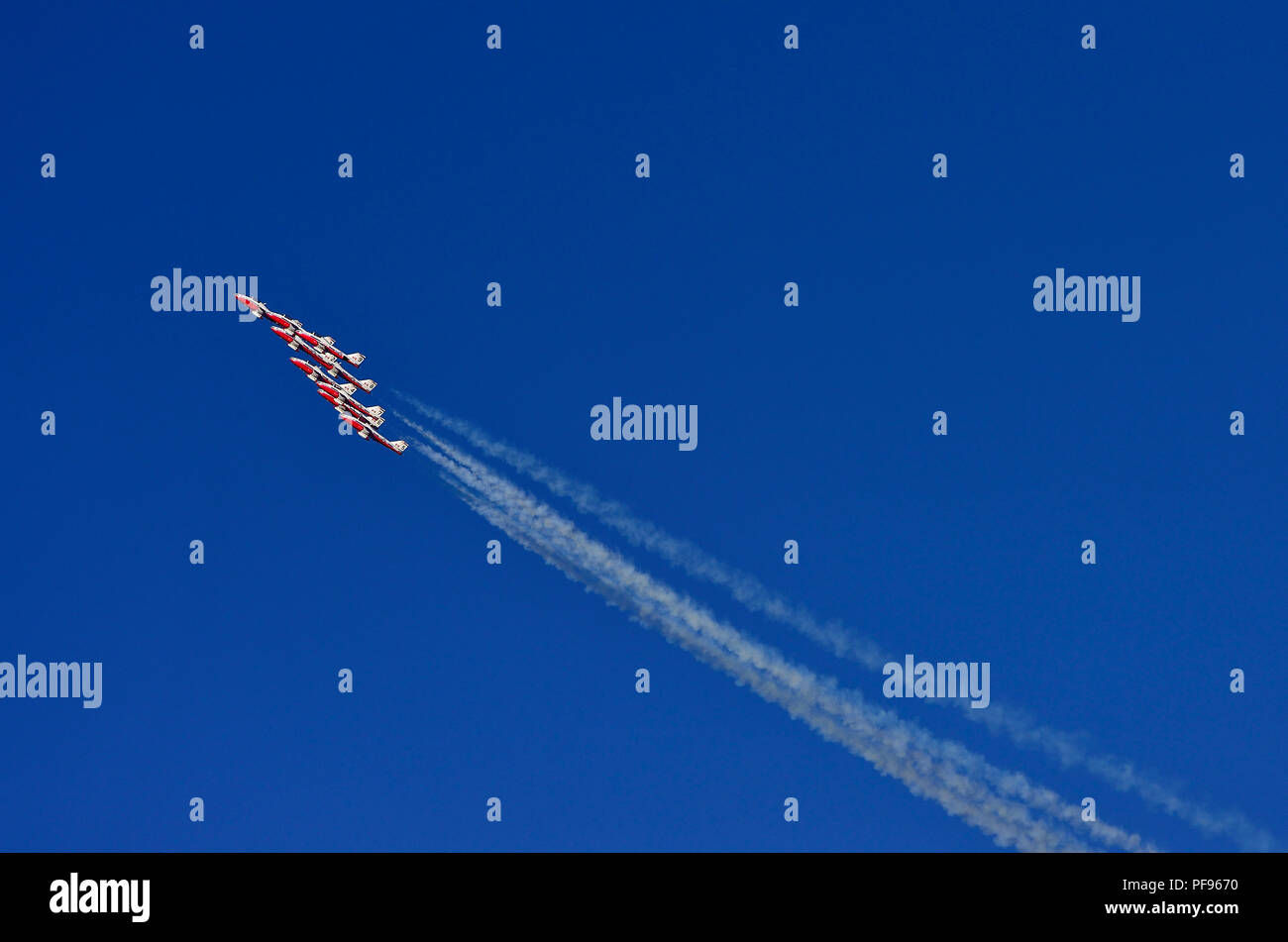 Die Kanadische Streitkräfte 431 Luft Demonstration Squadron im formationsflug an einem Air Show über den Hafen von Nanaimo auf Vancouver Island British Columbia Ca Stockfoto