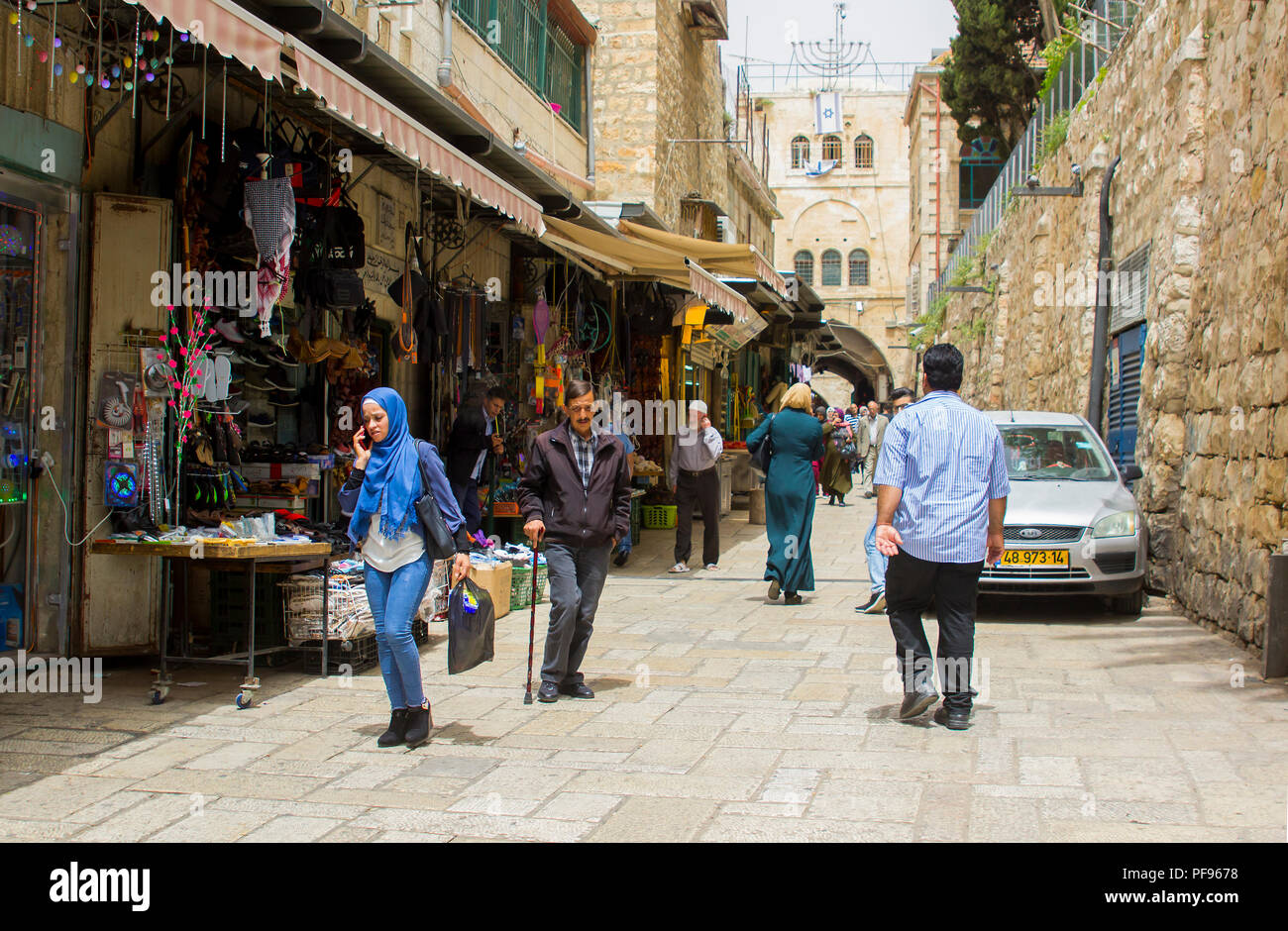 11 Mai 2018 Einheimische einkaufen in einer schmalen Seitenstraße in der Nähe der Via Dolorosa in Jerusalem Israel. Die Straße ist mit kleinen Ladenflächen gesäumt Stockfoto