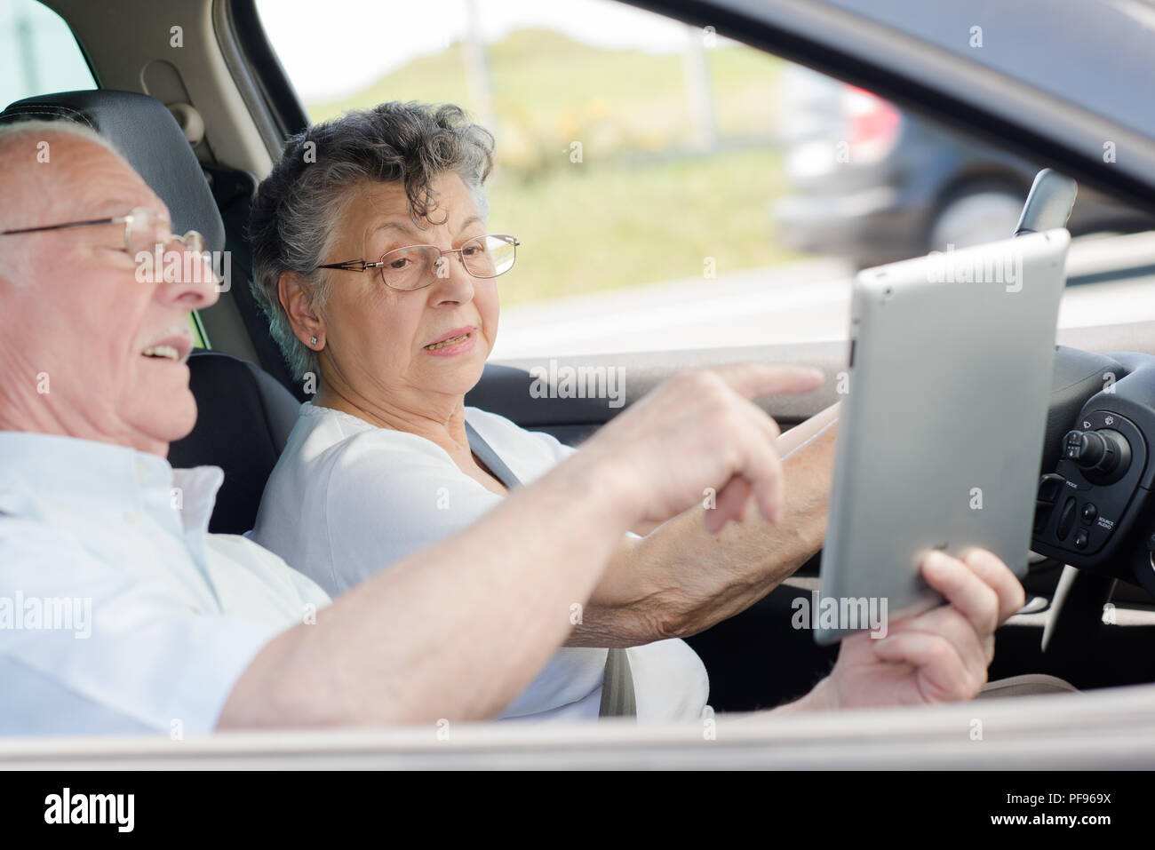 Ältere Paare im Auto, an Sat Nav suchen Stockfoto