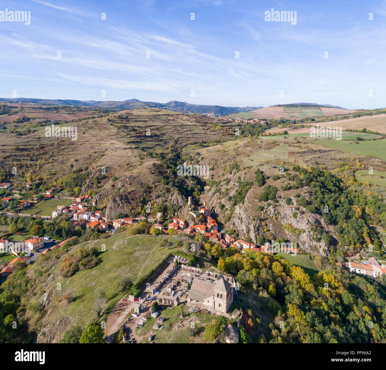 Frankreich, Puy de Dome, Saint Floret, Bühne auf der Strecke von Santiago de Compostela über Arverna, Sicht auf das Dorf und den runden Turm der für Stockfoto