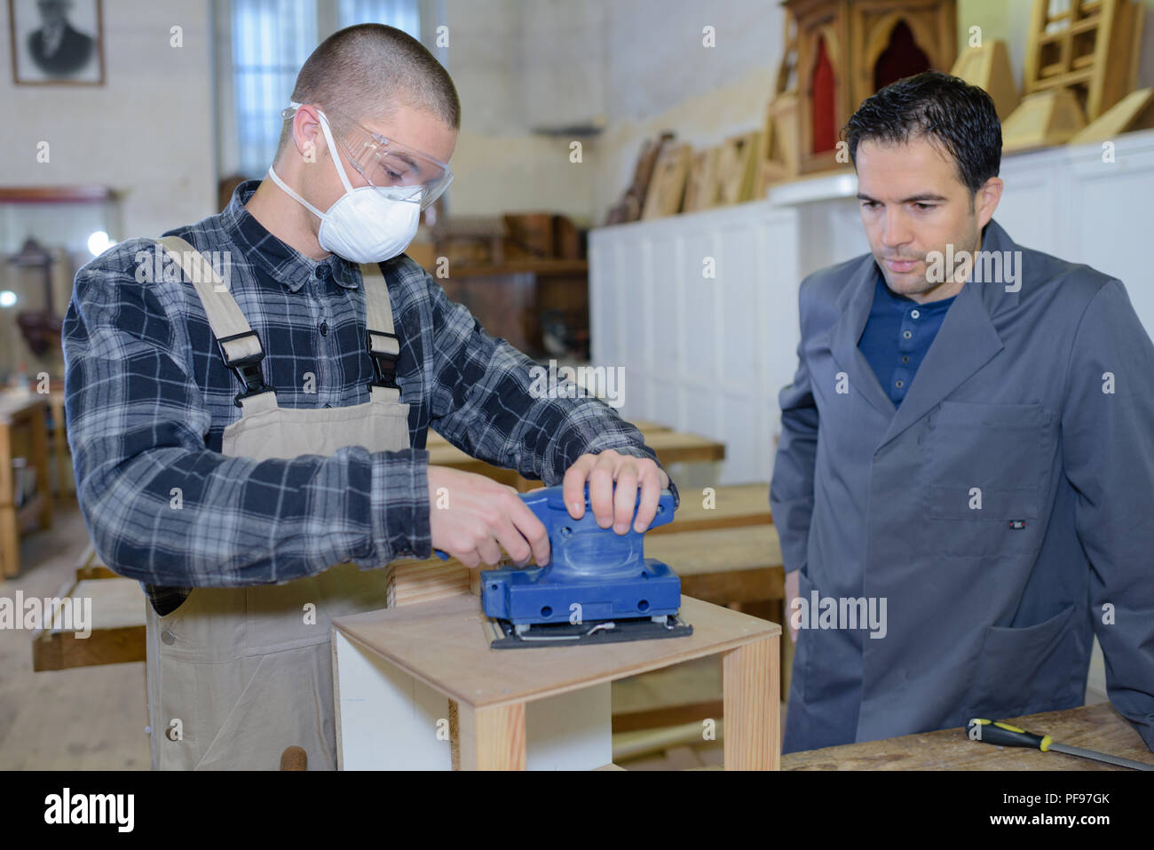 Männliche Kursteilnehmer in einer holzarbeit Klasse Stockfoto