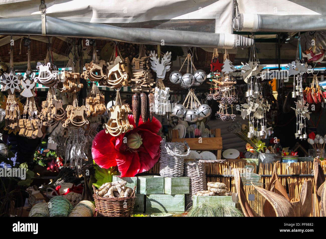 Hersteller Anzeige Verkauf waren, Handwerk, Kunst und Souvenirs Speise Markt in München die Deutschen auch als Viktualienmarkt in deutscher Sprache bekannt Stockfoto