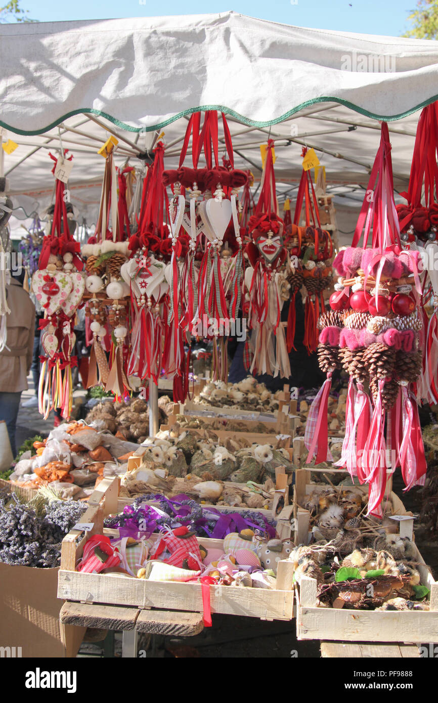 Hersteller Anzeige Verkauf waren, Kunsthandwerk und Souvenirs in Speise Markt in München die Deutschen auch als Viktualienmarkt in deutscher Sprache bekannt Stockfoto