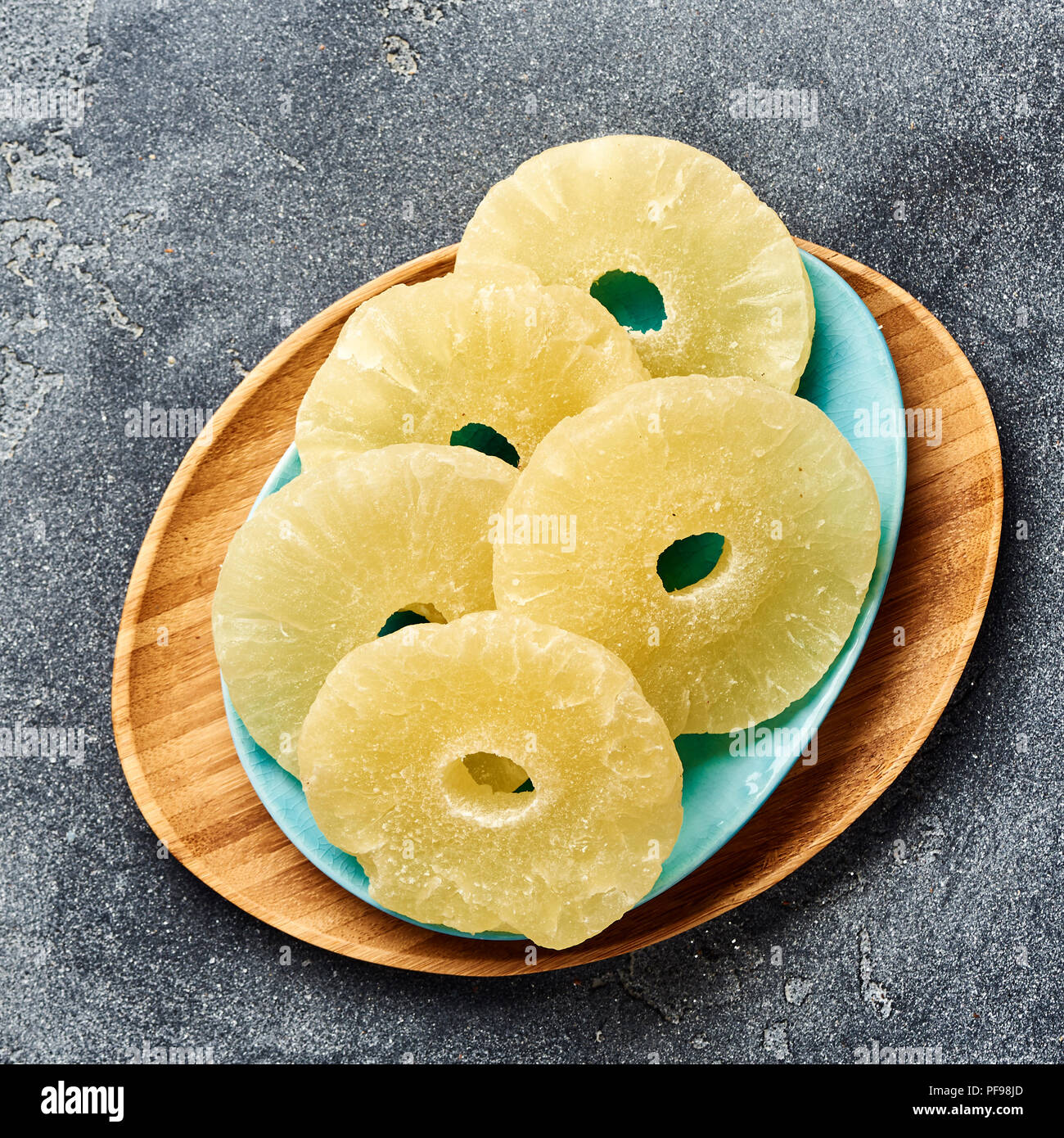 Getrocknete Ananas Ringe auf einem grauen Tabelle. Top viw Süße paneapple Schichten. Stockfoto