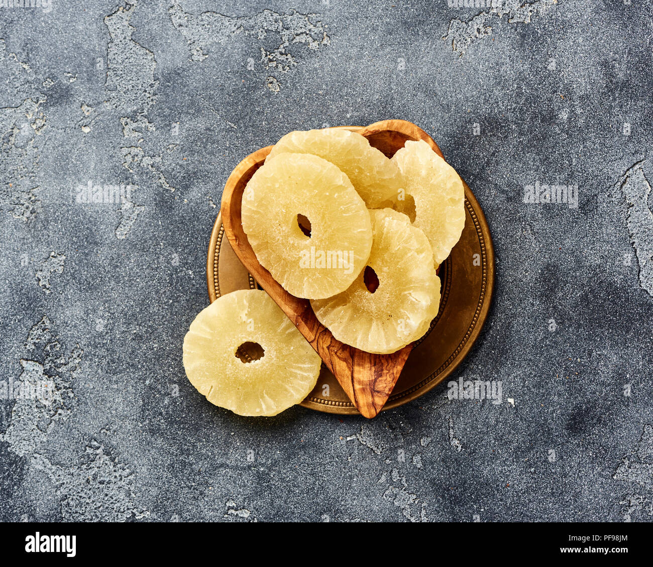 Getrocknete Ananas Ringe auf einem grauen Tabelle. Top viw Süße paneapple Schichten. Stockfoto