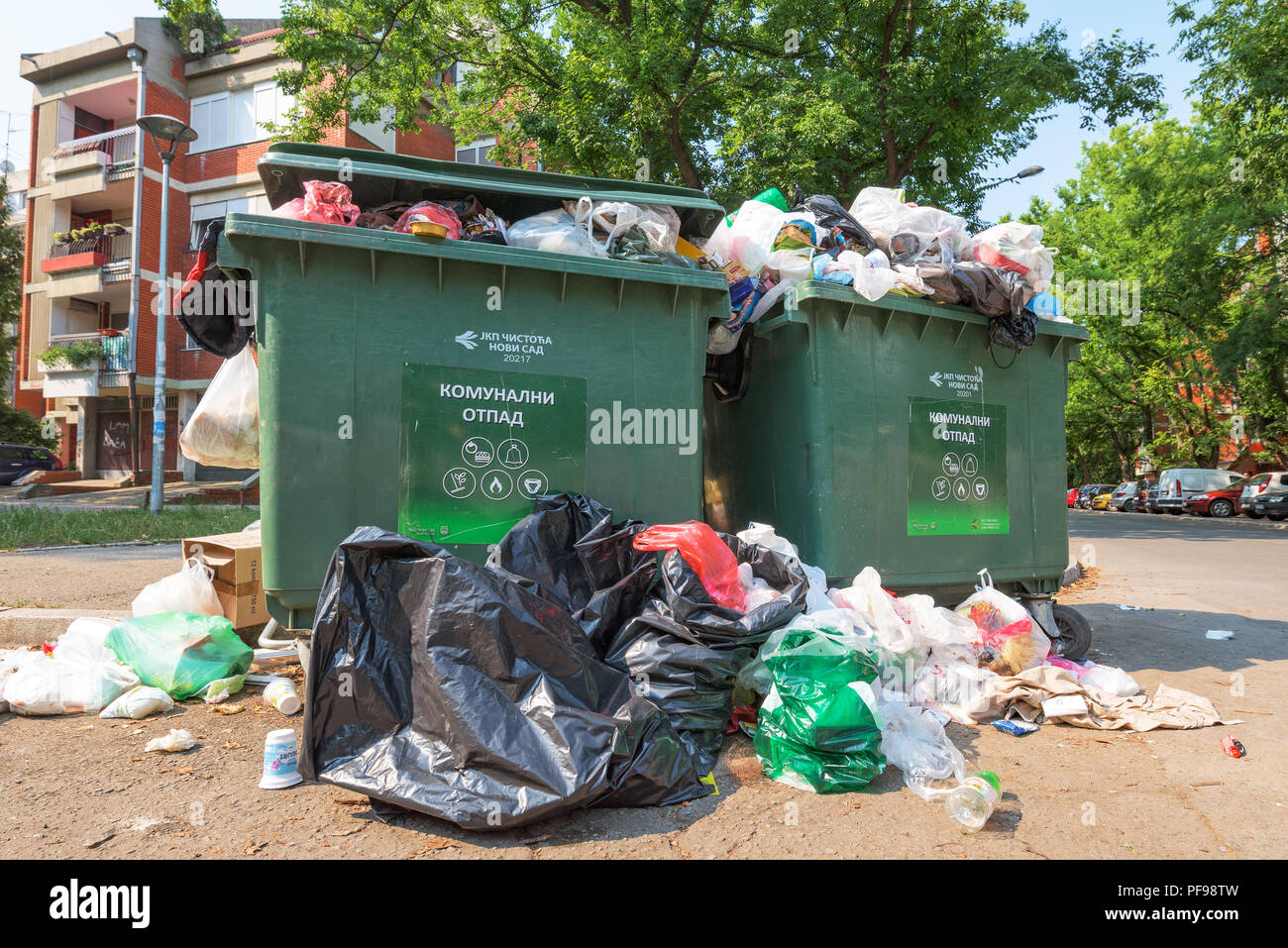 NOVI SAD, Serbien - 18. AUGUST 2018: Kommunaler Festmüll oder kommunalen Müll ist überfüllt Container in Novi Sad an Wochenenden, illustrative bearbeiten Stockfoto