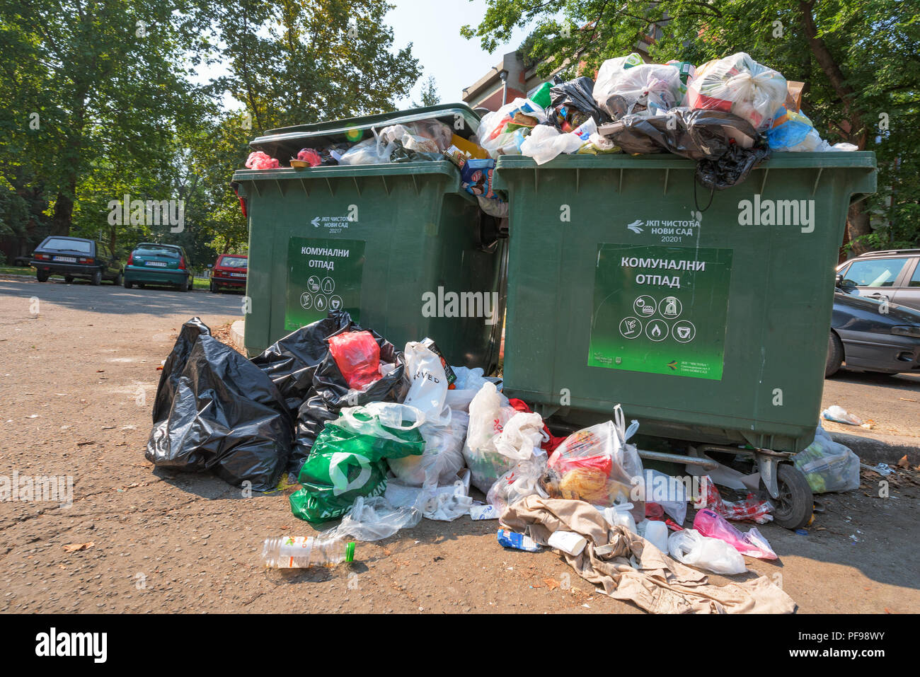 NOVI SAD, Serbien - 18. AUGUST 2018: Kommunaler Festmüll oder kommunalen Müll ist überfüllt Container in Novi Sad an Wochenenden, illustrative bearbeiten Stockfoto