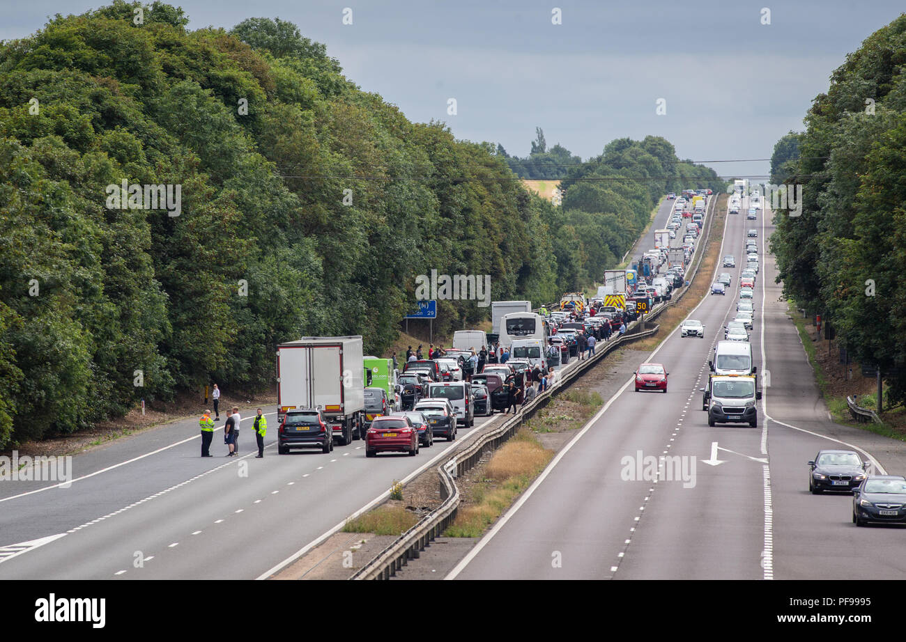 Autobahn geschlossen mit queuing Verkehr und die Leute aus ihren Autos auf der Autobahn A1, Ausfahrt 7 Richtung Süden in Hertfordshire Stockfoto