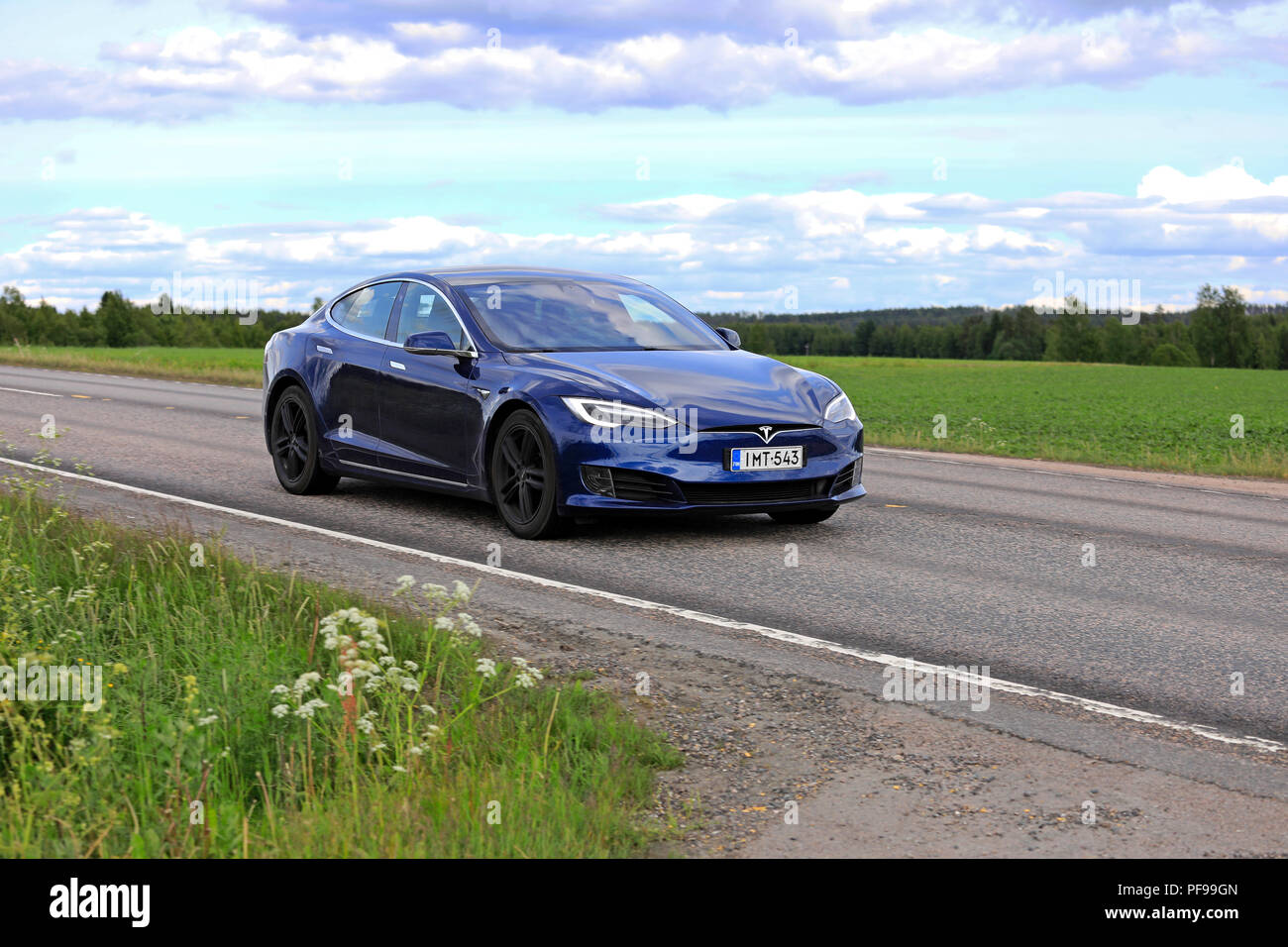 Blau Tesla Model S Elektroauto der aktualisierten Exterieur Design bei Geschwindigkeit auf der Autobahn in ländlichen Szenerie am Tag der Sommer. Jamsa, Finnland - 14. Juni 2018. Stockfoto