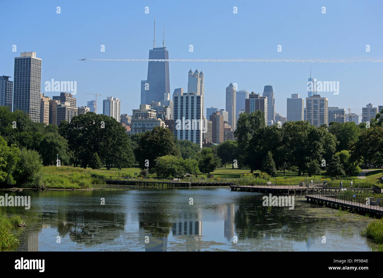 Eine F-16 von der US Air Force Thunderbirds fliegt über der Skyline von Chicago während des Chicago Air 2018 und Wasser Show in Chicago, Illinois, USA Stockfoto
