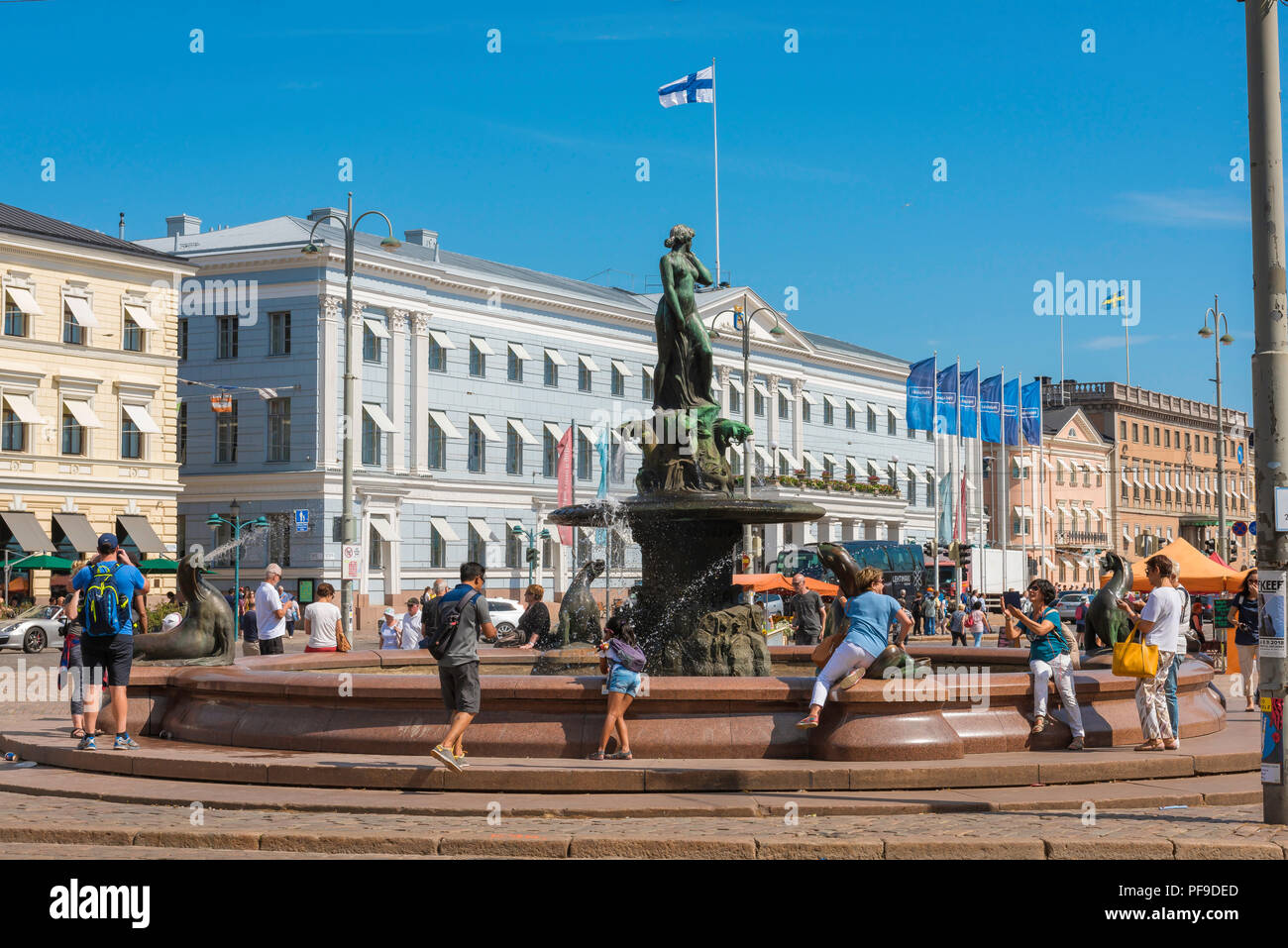 Helsinki Marktplatz, Blick auf die havis Amanda Brunnen und Rathaus auf dem Marktplatz (kauppatori) Helsinki, Finnland. Stockfoto