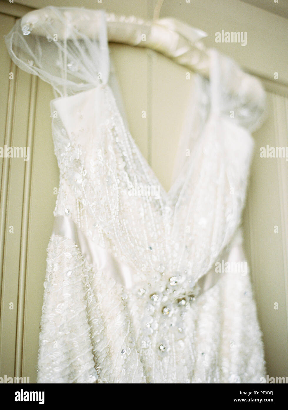 Nahaufnahme der Weiße Braut Hochzeit Kleid mit Pailletten Details hängen an einem Schrank Stockfoto