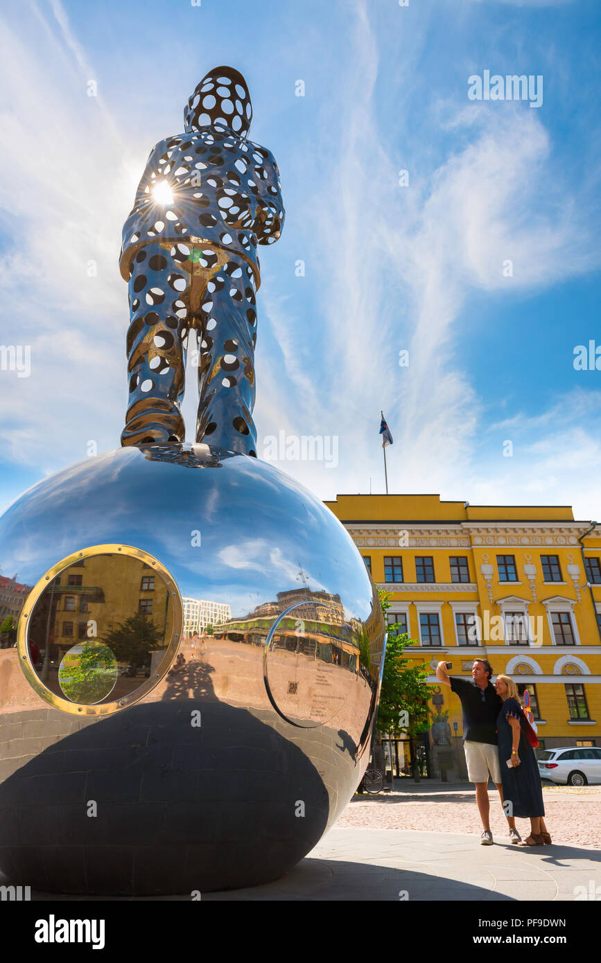 Helsinki Lichtbringer-titel, Low Angle Blick auf das riesige Stahl Lichtbringer-titel Winter Krieg Denkmal (2018) in Kasarmitori Square in Helsinki, Finnland gelegen Stockfoto