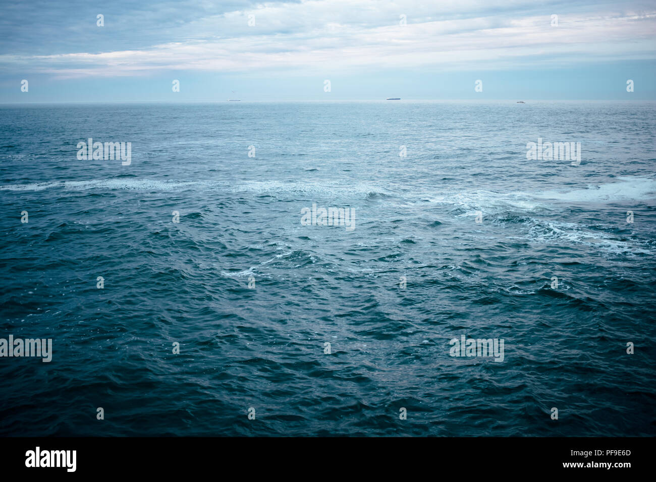 Wunderschöne ruhige See mit kleinen Booten in der Ferne am Horizont. Massive Wasser Oberfläche mit gewellter Wellen. Stockfoto