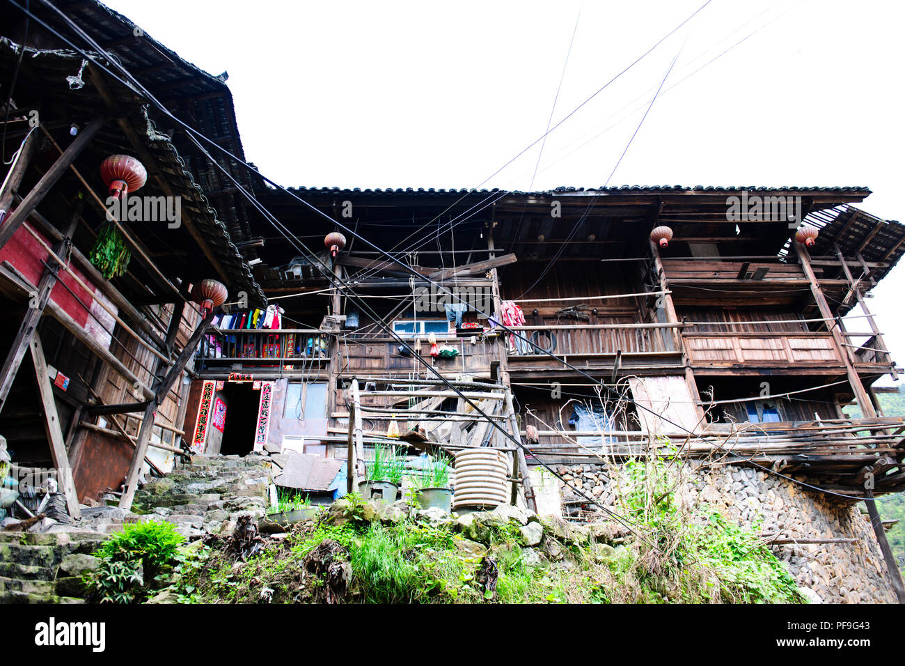 Handwerk, Imbroidery sowie Papier, Dorfleben, alte Häuser, Quingman Shiqiao Miao Miao Dorf, Dorf, Guizhou, VR China, Volksrepublik China, China Stockfoto