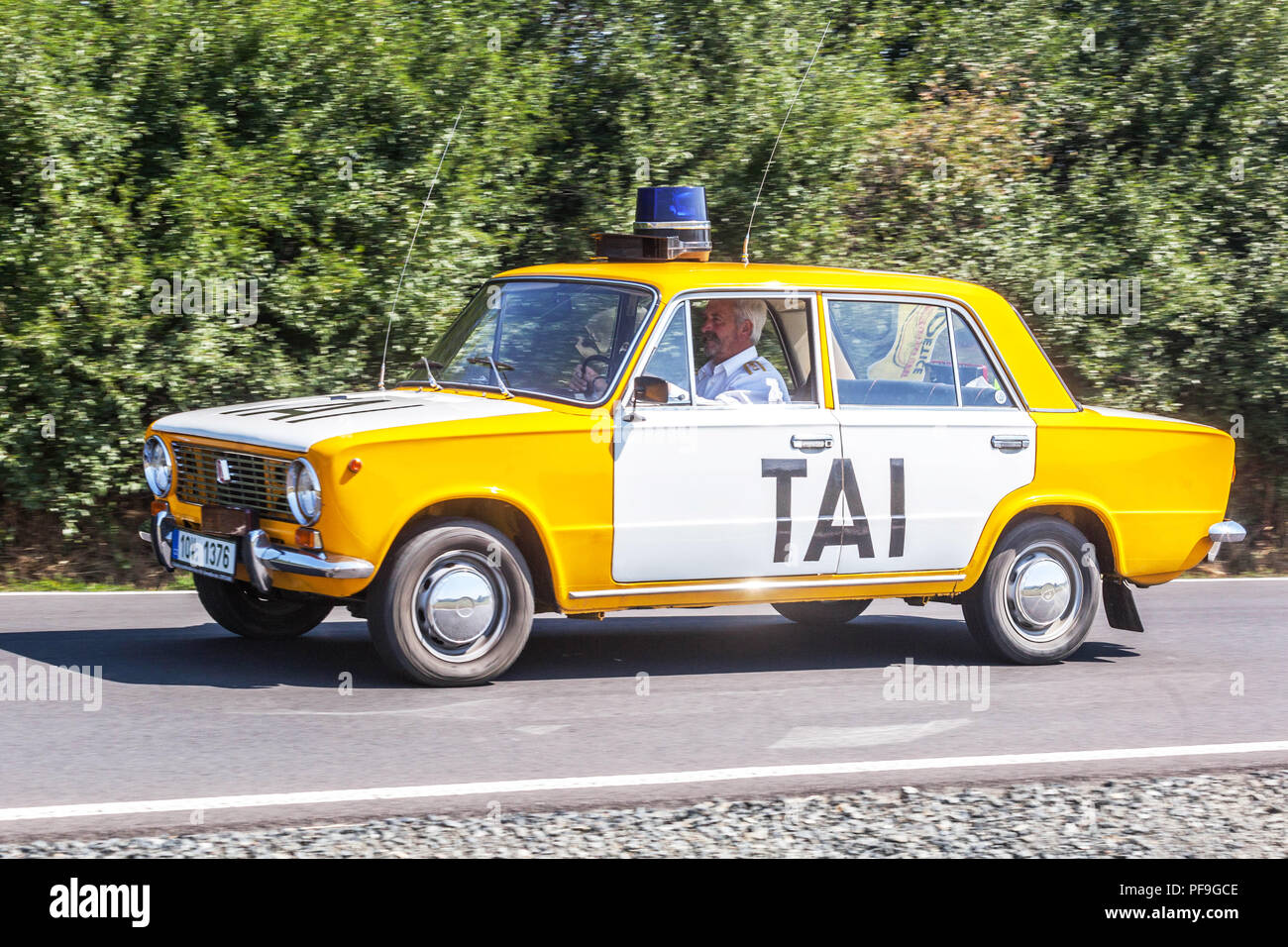 Lada Vaz Ziguli in den Farben der tschechoslowakischen kommunistischen Militärpolizei, Oldtimer-Auto auf einer Landstraße, Tschechische Republik TAI Stockfoto