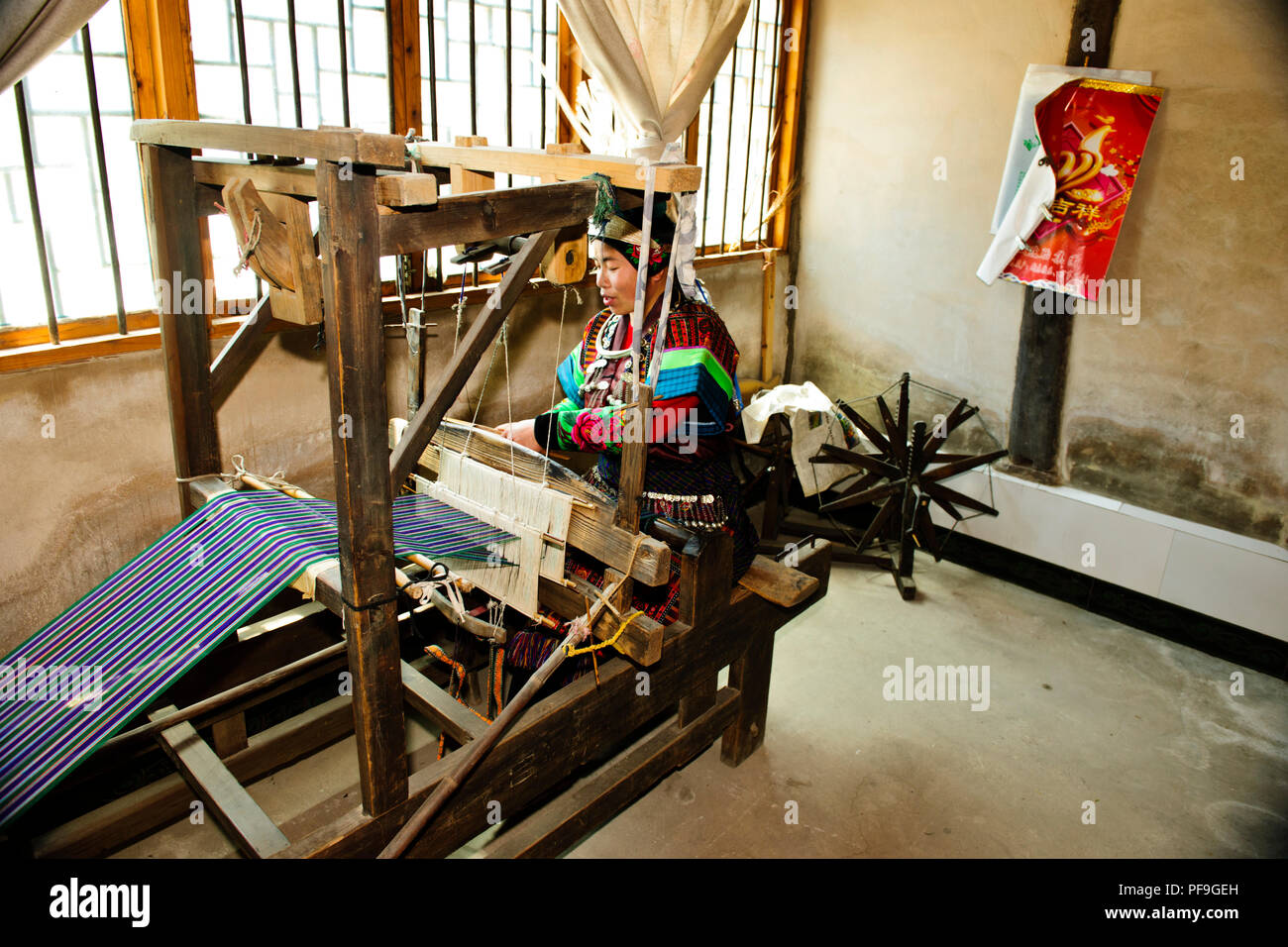 Handwerk, Imbroidery sowie Papier, Dorfleben, alte Häuser, Quingman Shiqiao Miao Miao Dorf, Dorf, Guizhou, VR China, Volksrepublik China, China Stockfoto