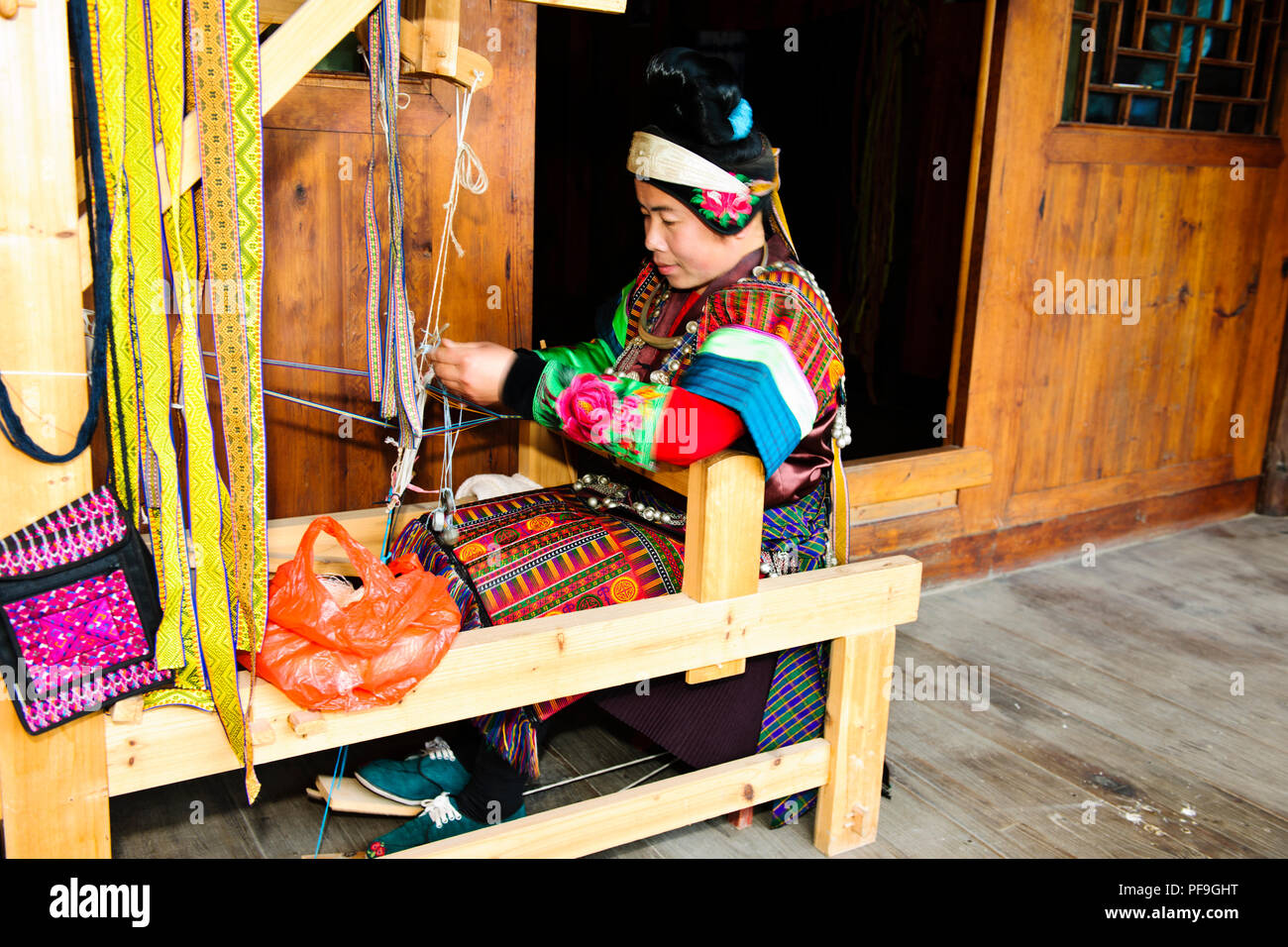 Handwerk, Imbroidery sowie Papier, Dorfleben, alte Häuser, Quingman Shiqiao Miao Miao Dorf, Dorf, Guizhou, VR China, Volksrepublik China, China Stockfoto