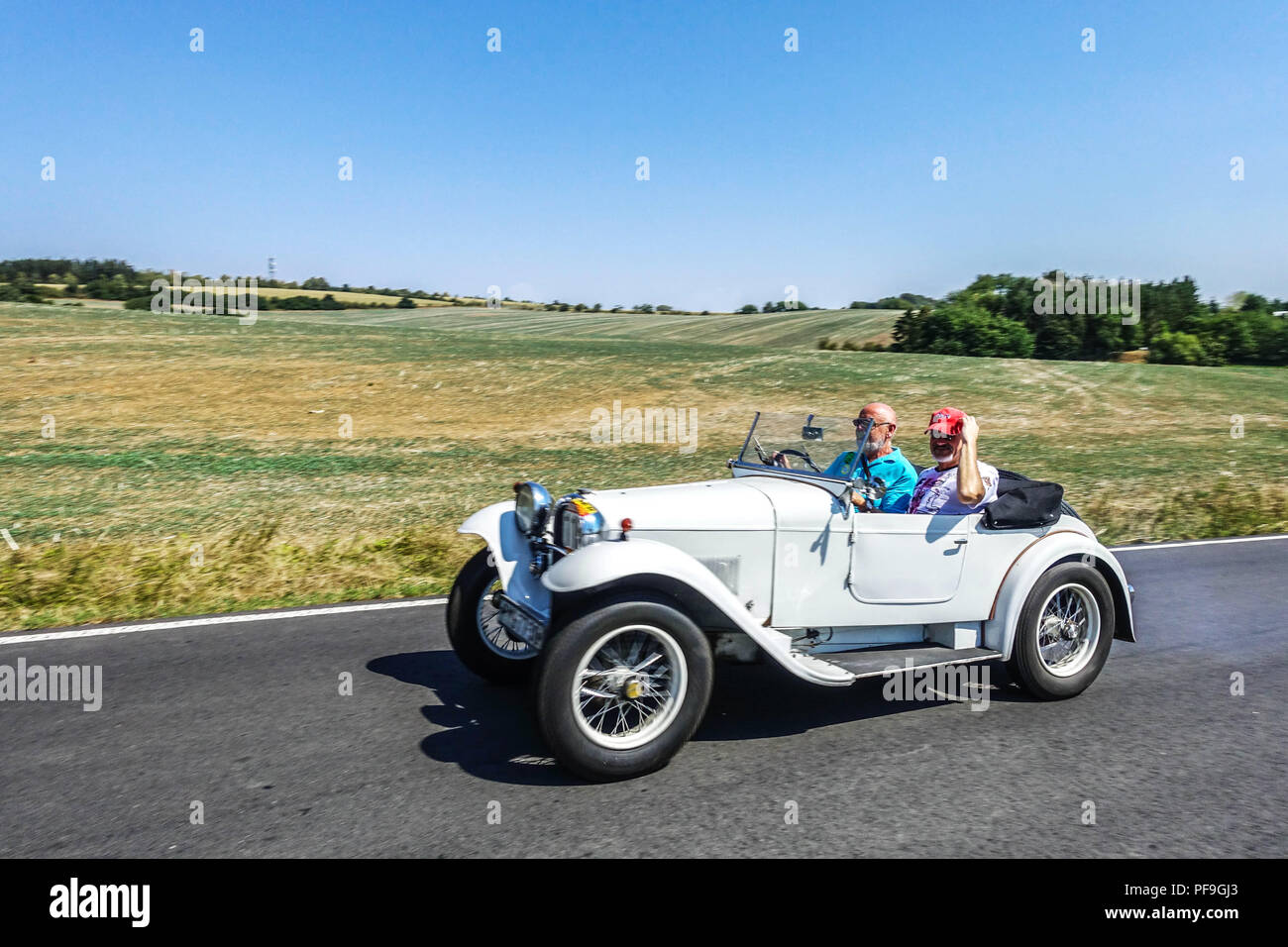 Aero 1000 (1933), Oldtimer laufen auf einer Landstraße, Tschechische  Republik Stockfotografie - Alamy