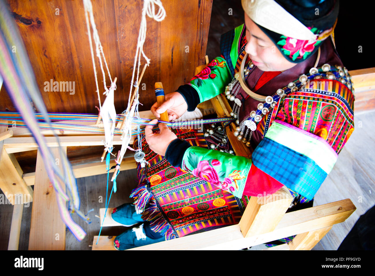 Handwerk, Imbroidery sowie Papier, Dorfleben, alte Häuser, Quingman Shiqiao Miao Miao Dorf, Dorf, Guizhou, VR China, Volksrepublik China, China Stockfoto