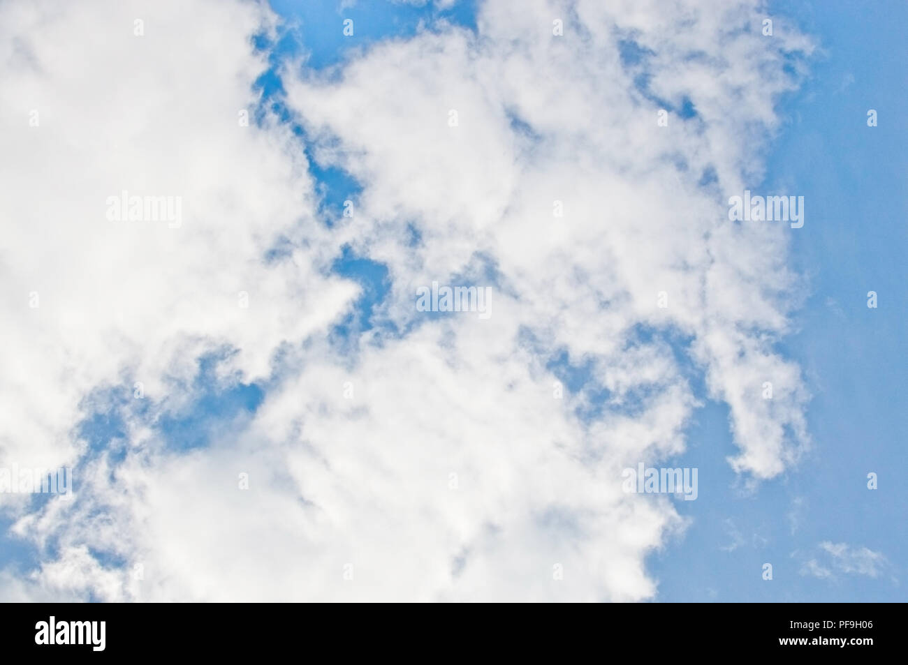 Cloud Muster auf blauem Himmel in Värmland Schweden Stockfoto