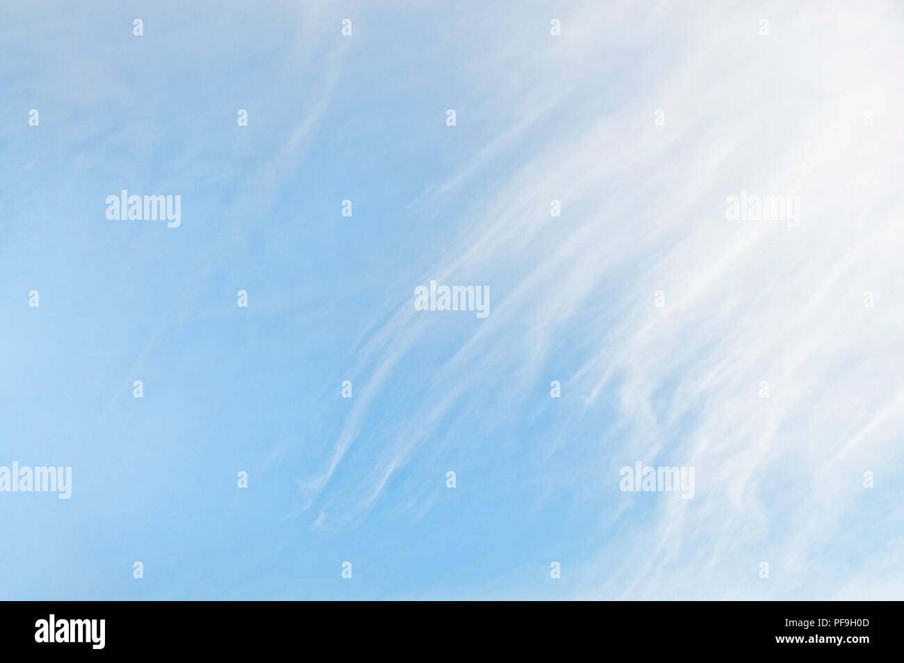 Wispy Cloud auf blauem Himmel in Värmland Schweden Stockfoto