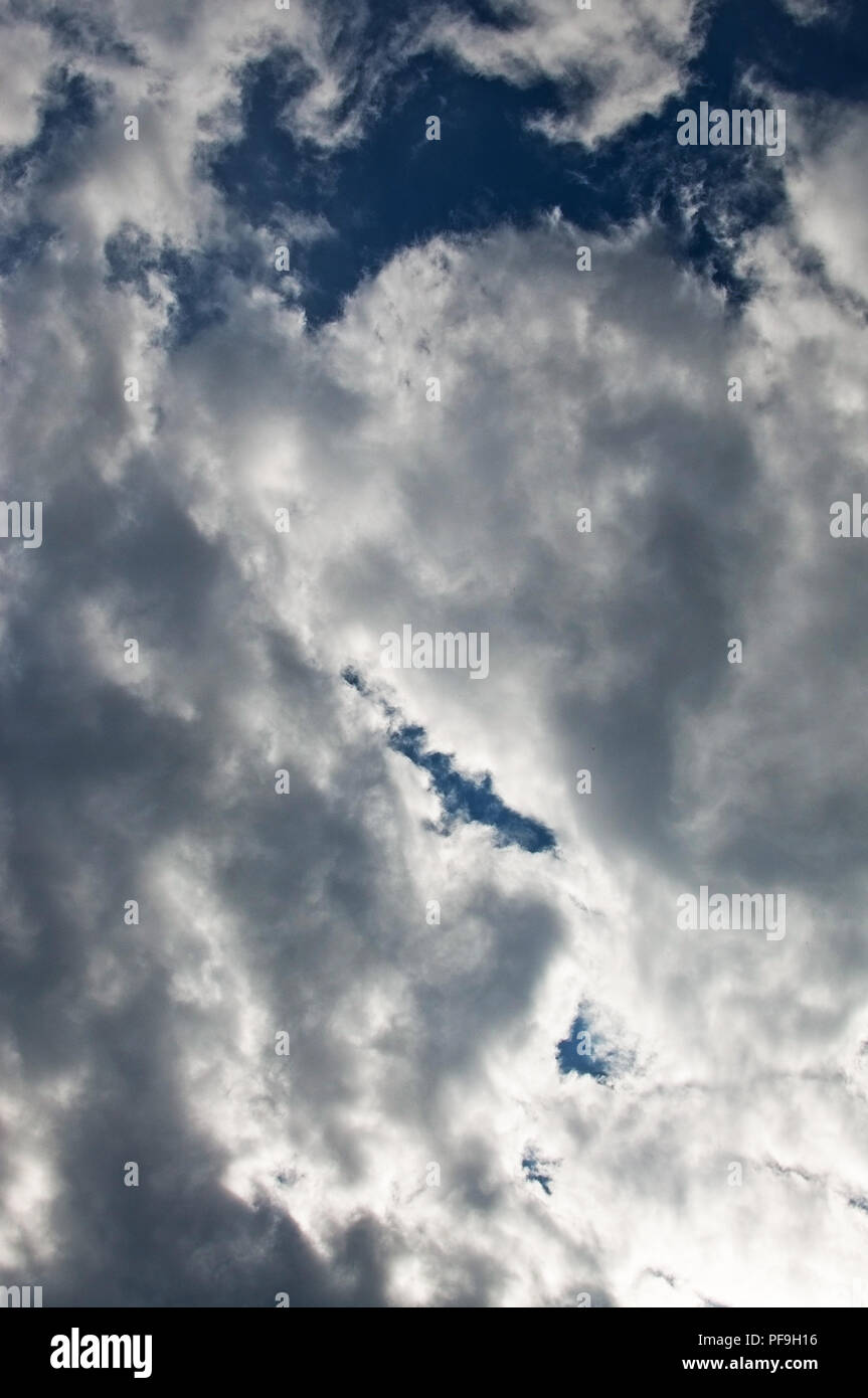 Cloud Muster auf blauem Himmel in Värmland Schweden Stockfoto