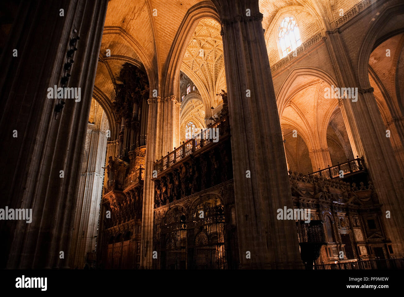 Chor und Orgel, Catedral de Santa María de la Sede, Sevilla, Spanien. Sevilla Dom ist die größte gotische Kirche der Welt Stockfoto