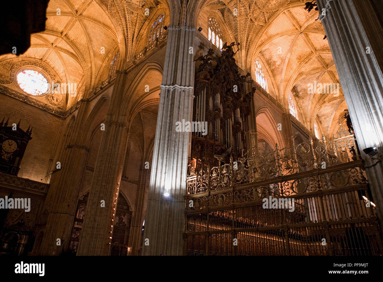 Chor und Orgel, Catedral de Santa María de la Sede, Sevilla, Spanien/Sevilla Dom ist die größte gotische Kirche der Welt Stockfoto