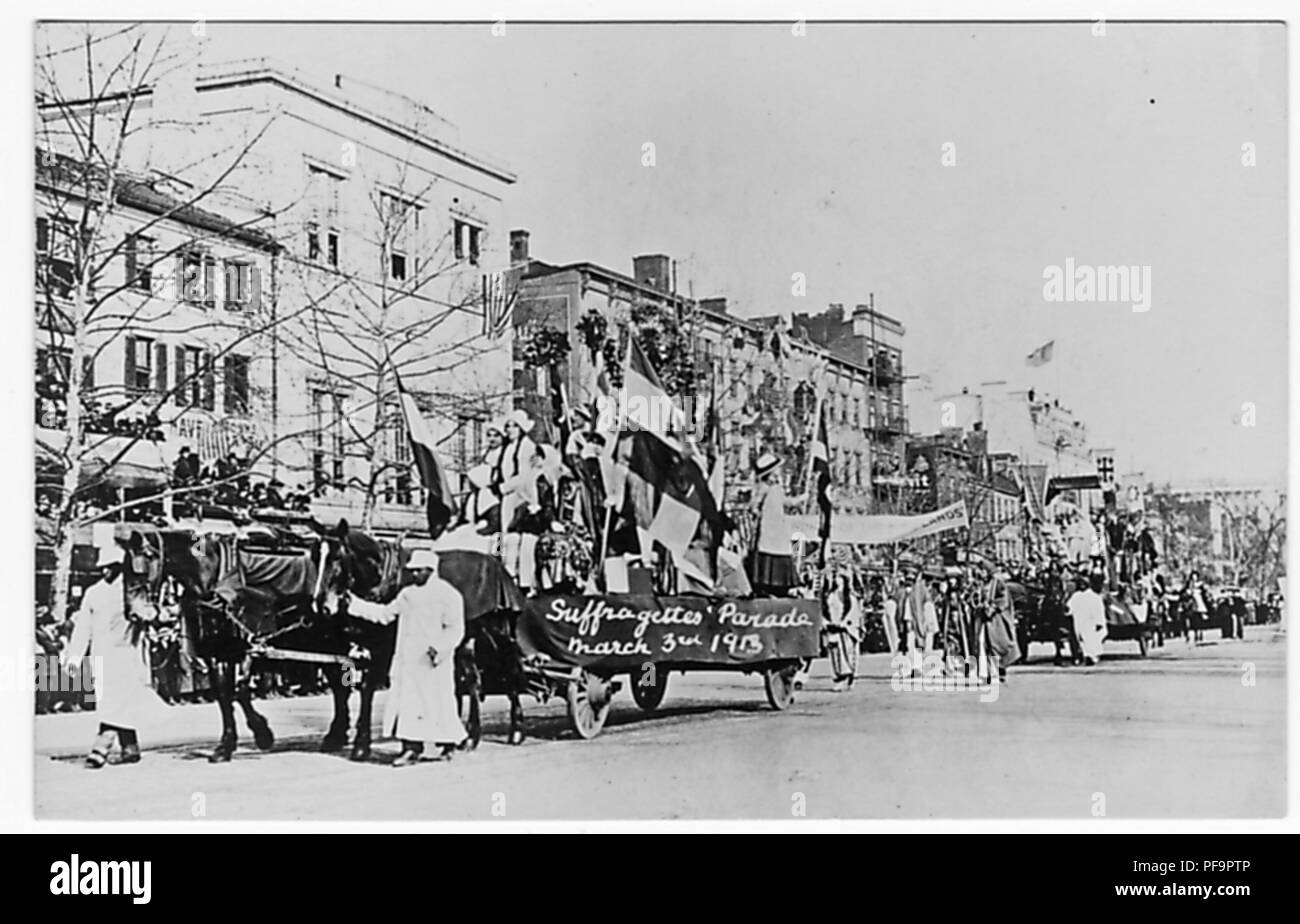 Schwarz-weiß Foto, wahrscheinlich eine Postkarte, mit der Darstellung eines Wahlrechts Parade, die auf den Straßen von Washington DC am 3. März 1913, dem Tag vor Woodrow Wilsons Amtsantritt als Präsident, 3. März 1913. () Stockfoto